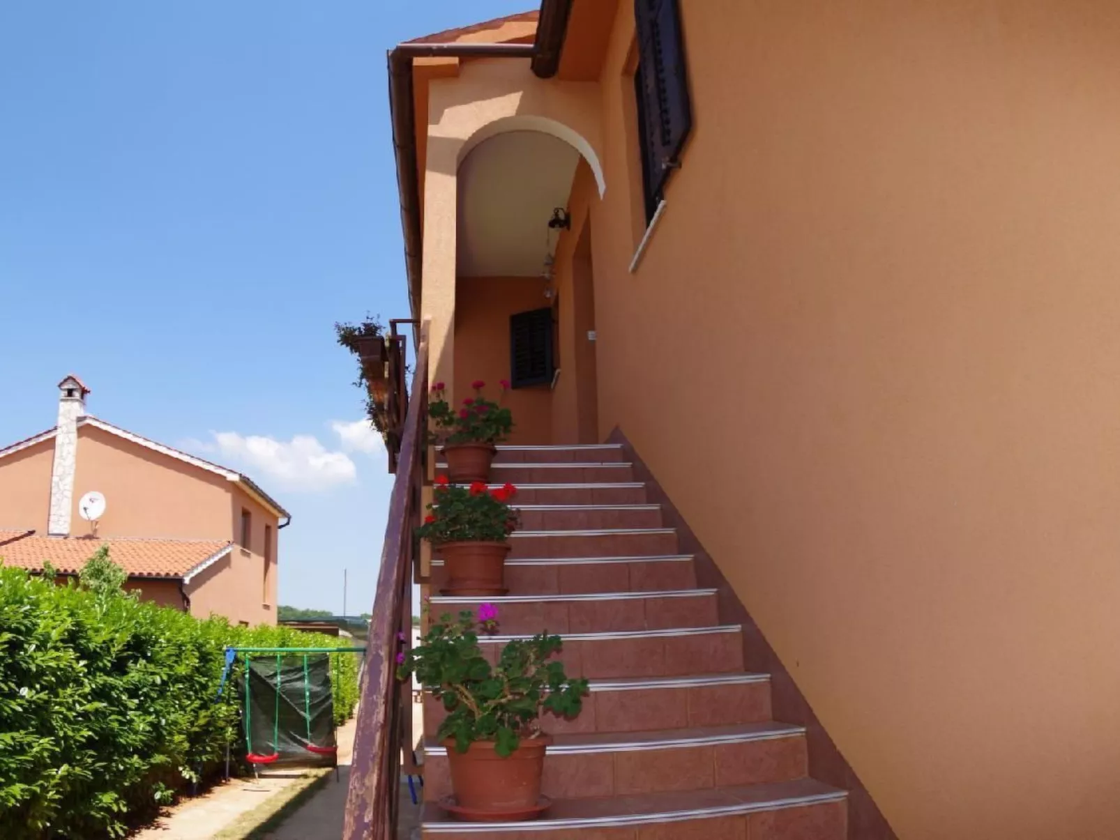 Mit privatem Pool und Garten-Buiten