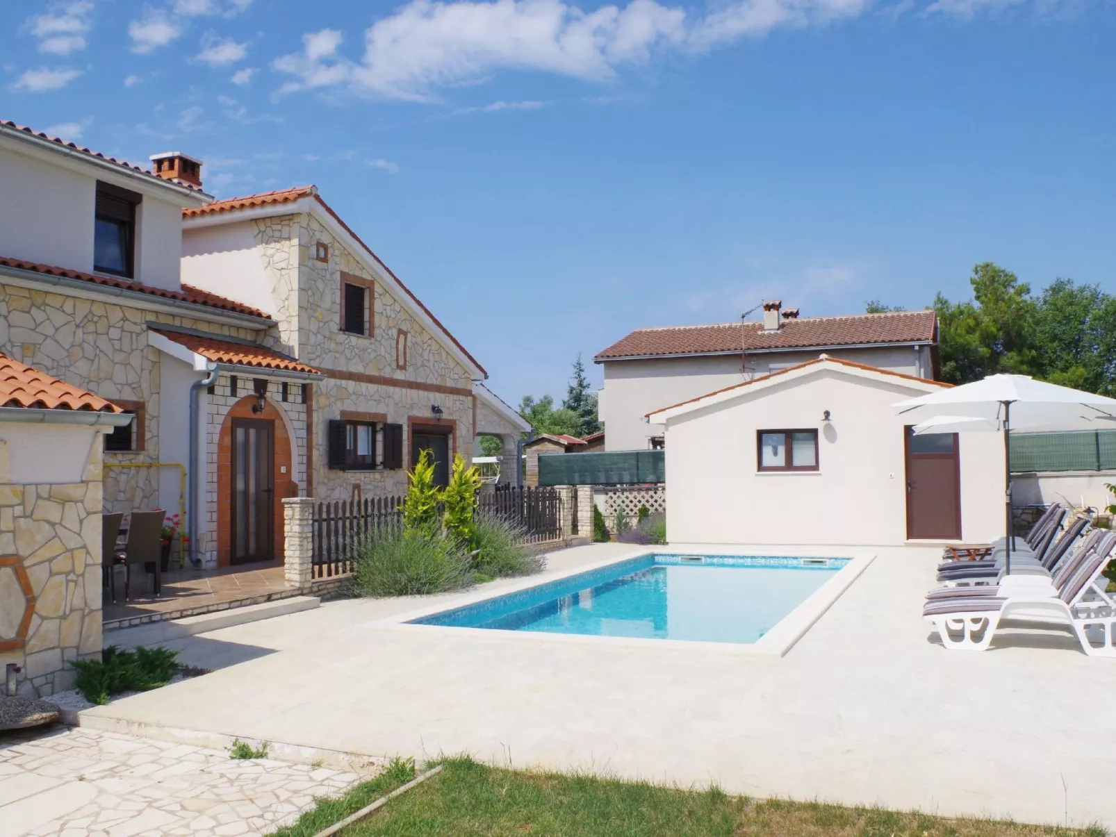 Geräumiges Ferienhaus mit 4 Schlafzimmern und privatem Pool-Buiten