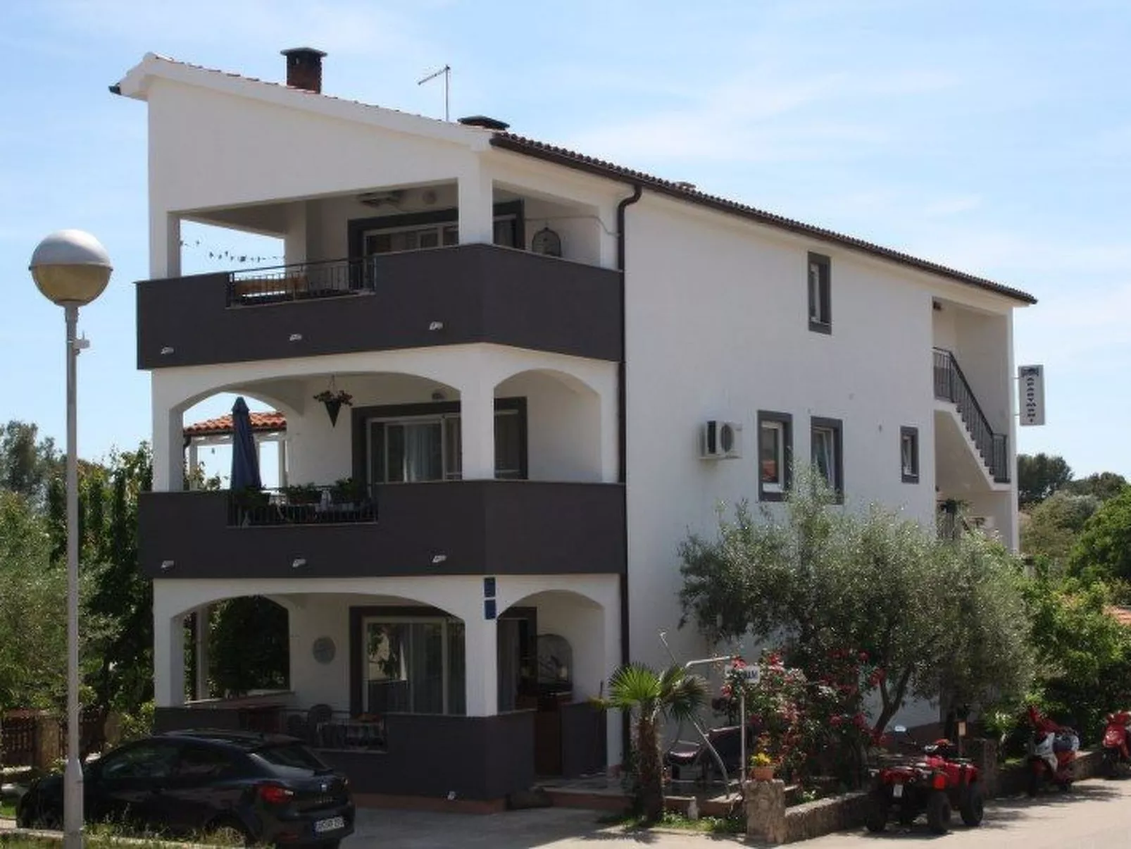 Apartment mit einem kleinen Wohn- und Essbereich und Schlafzimmer-Buiten