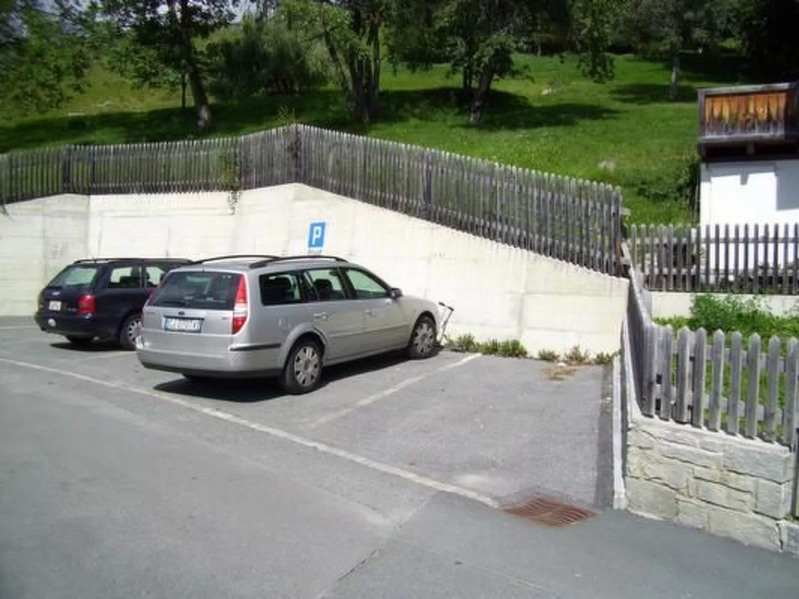 Mit Privatparkplatz