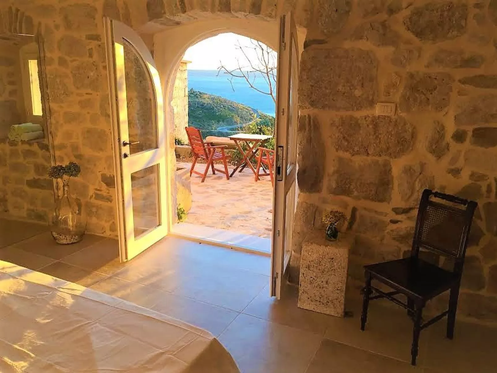 Wunderschöne Steinvilla mit tollem Ausblick-Image-tags.info