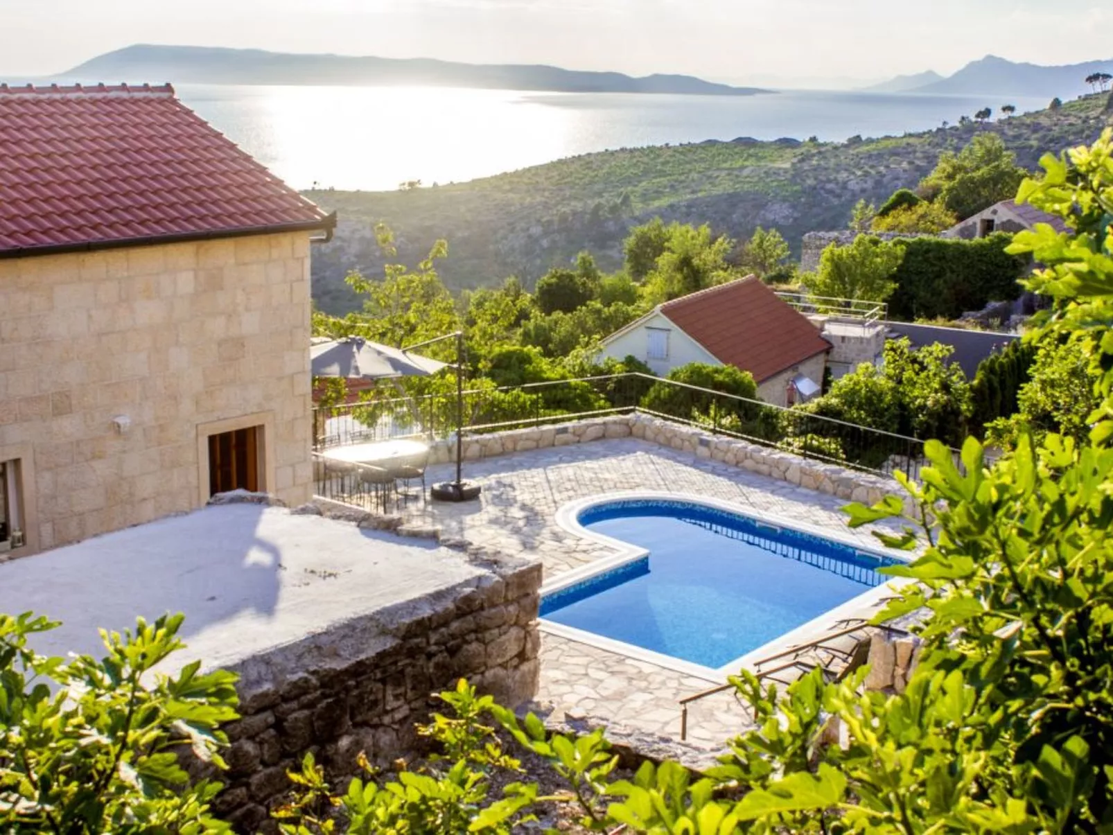 Mit Blick auf das Wasser