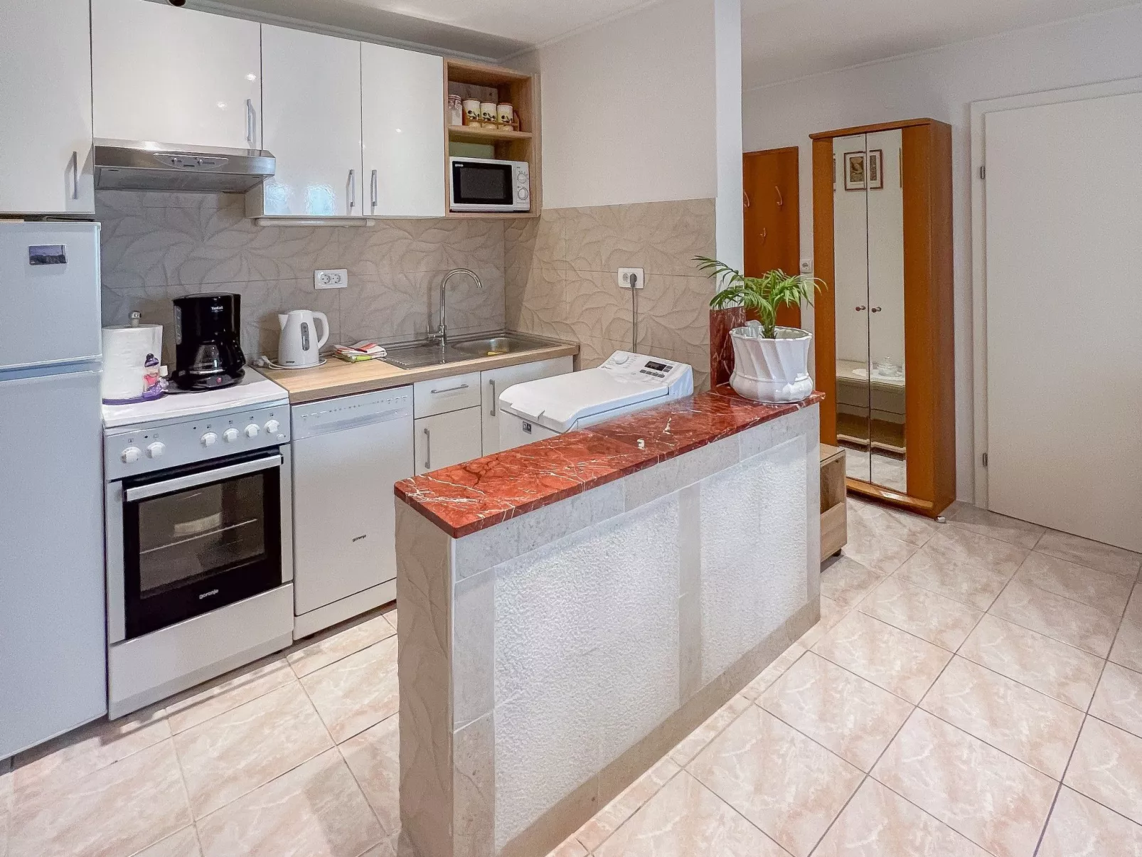 Günstiges Ferienhaus mit Pool und Meerblick-Binnen