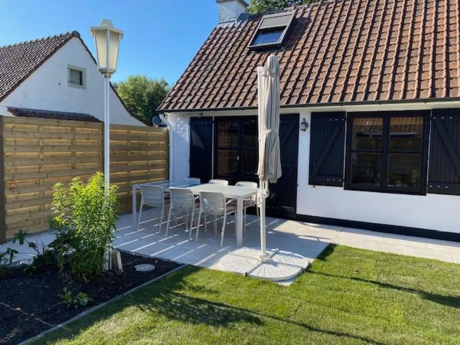 Zonnewind in der Nähe von Dünen und Wald-Buiten