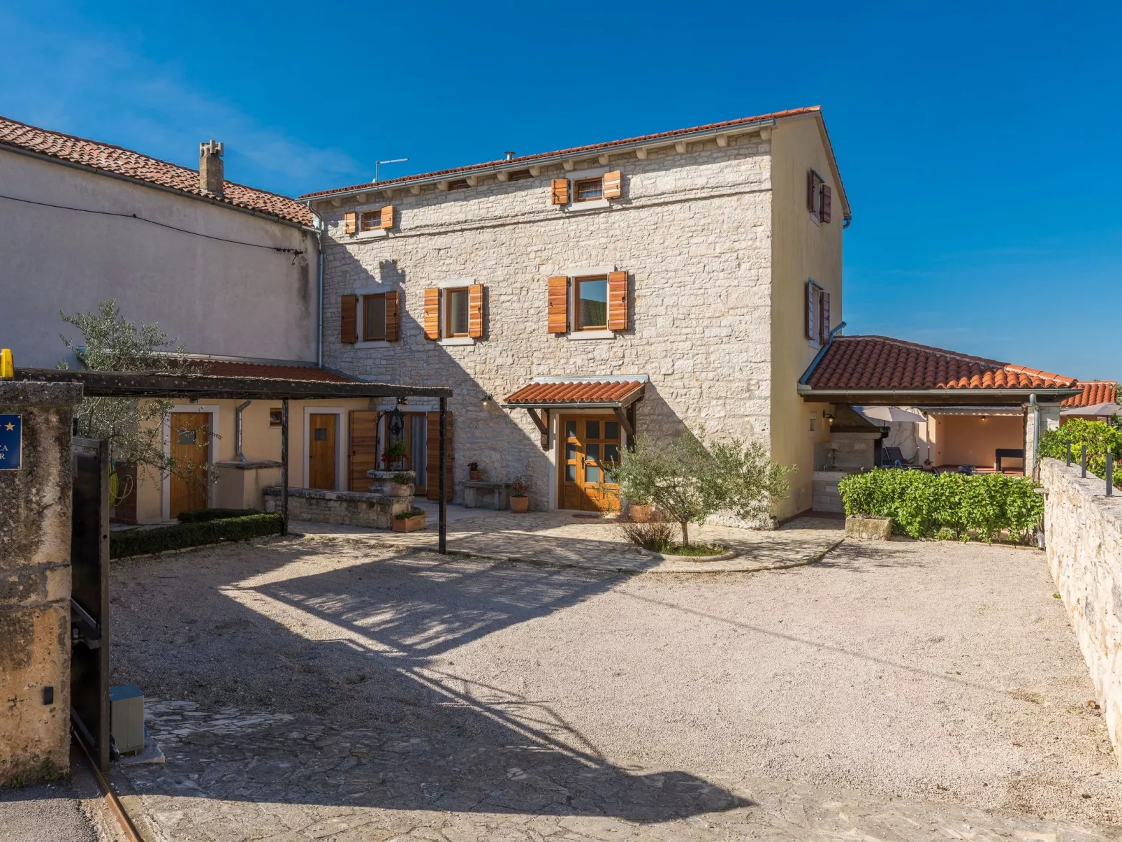 Gemütliches Ferienhaus in Peresiji mit Grill und Terrasse