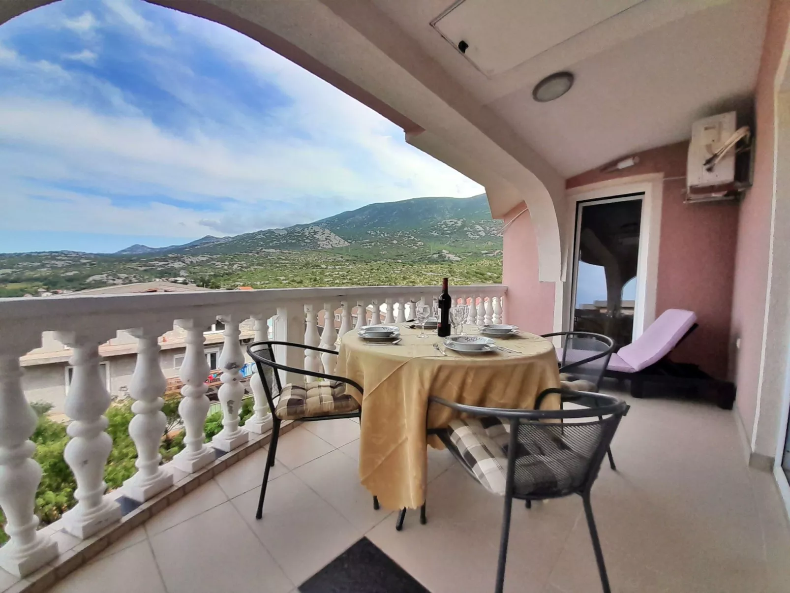 Mit zwei Terrassen für sechs Personen-Buiten