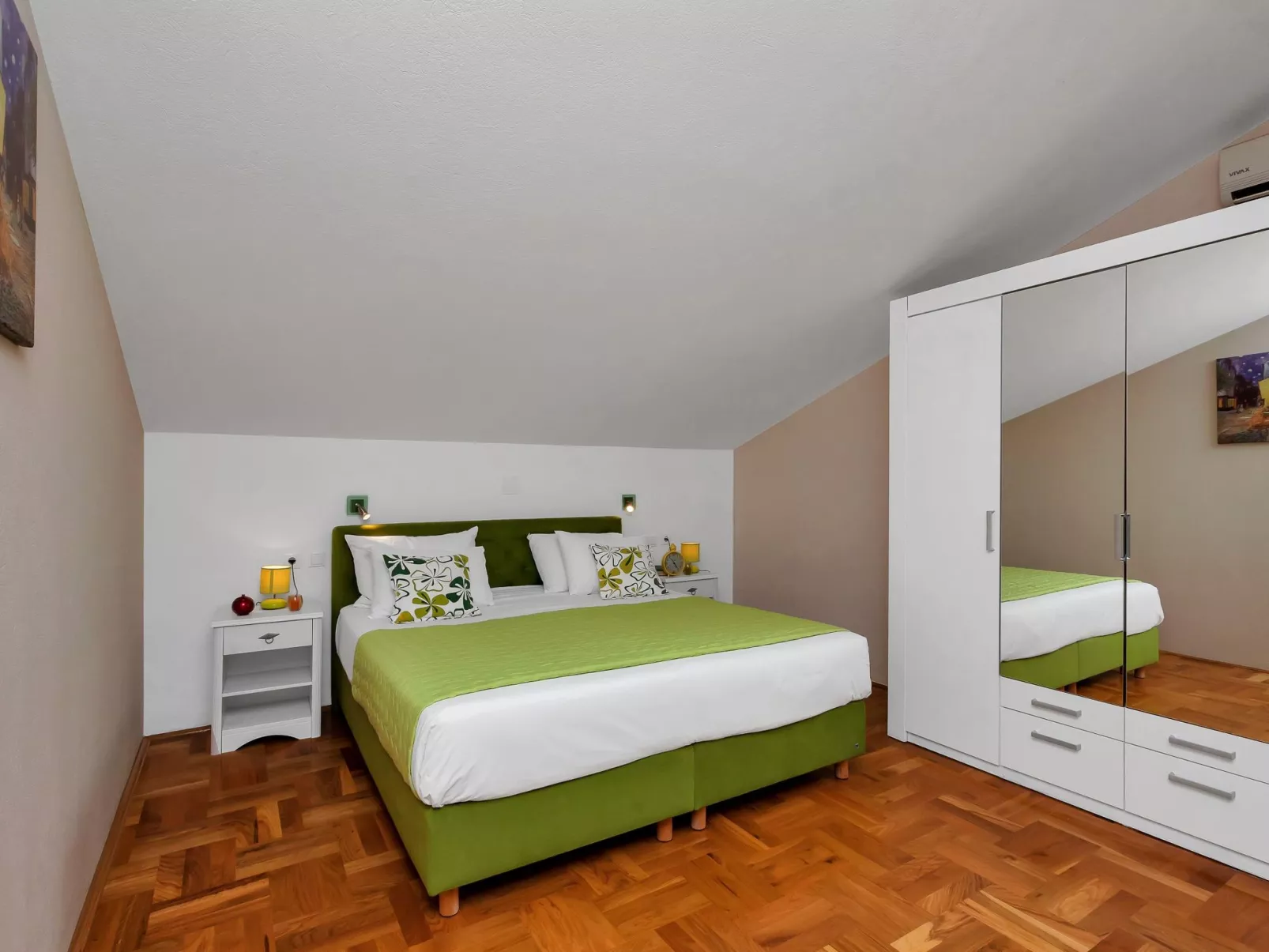 "Podgora" mit Blick auf das Wasser-Binnen