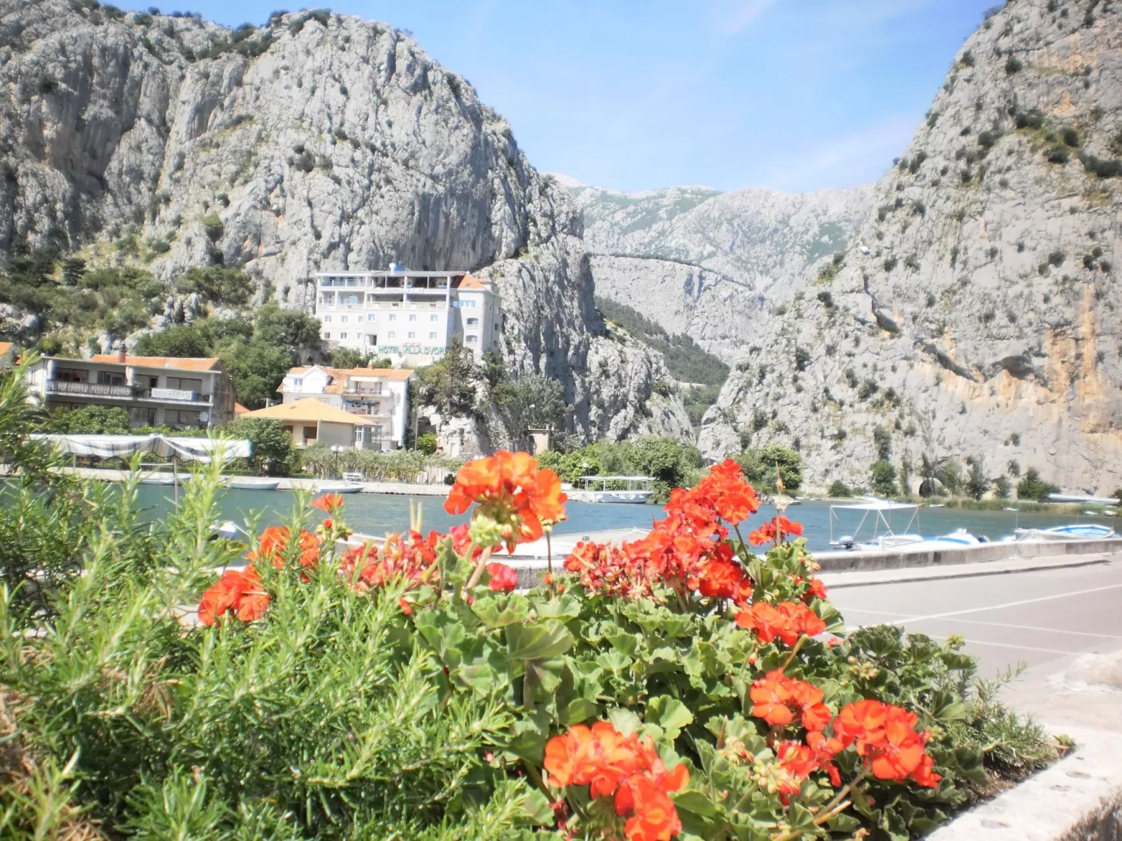 Moderne Ferienwohnung in Omiš mit Terrasse und Garten-Buiten