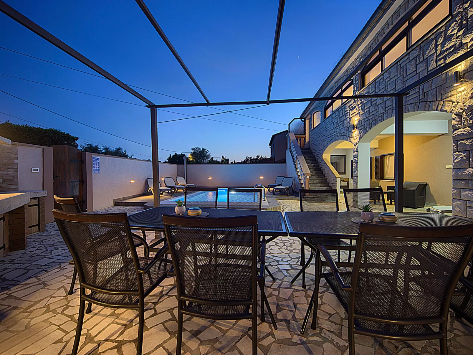 Villa mit Garten, Grill und Terrasse-Buiten