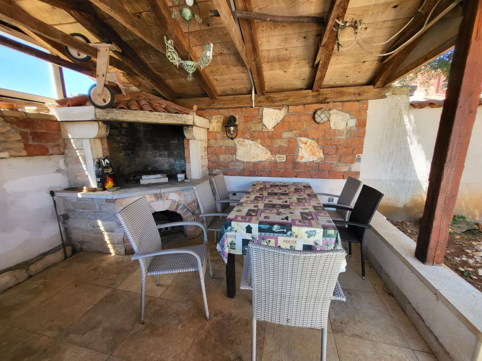 Haus mit Pool-Buiten