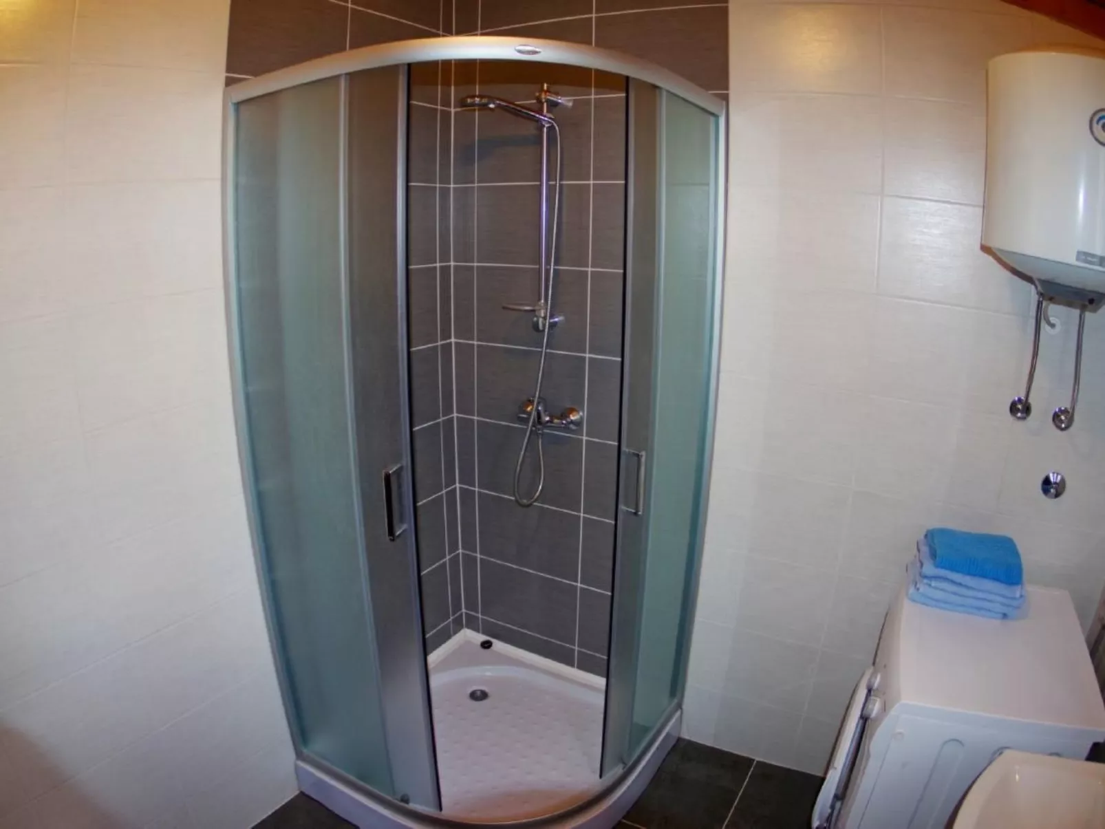 Mit privatem Schwimmbad-Binnen