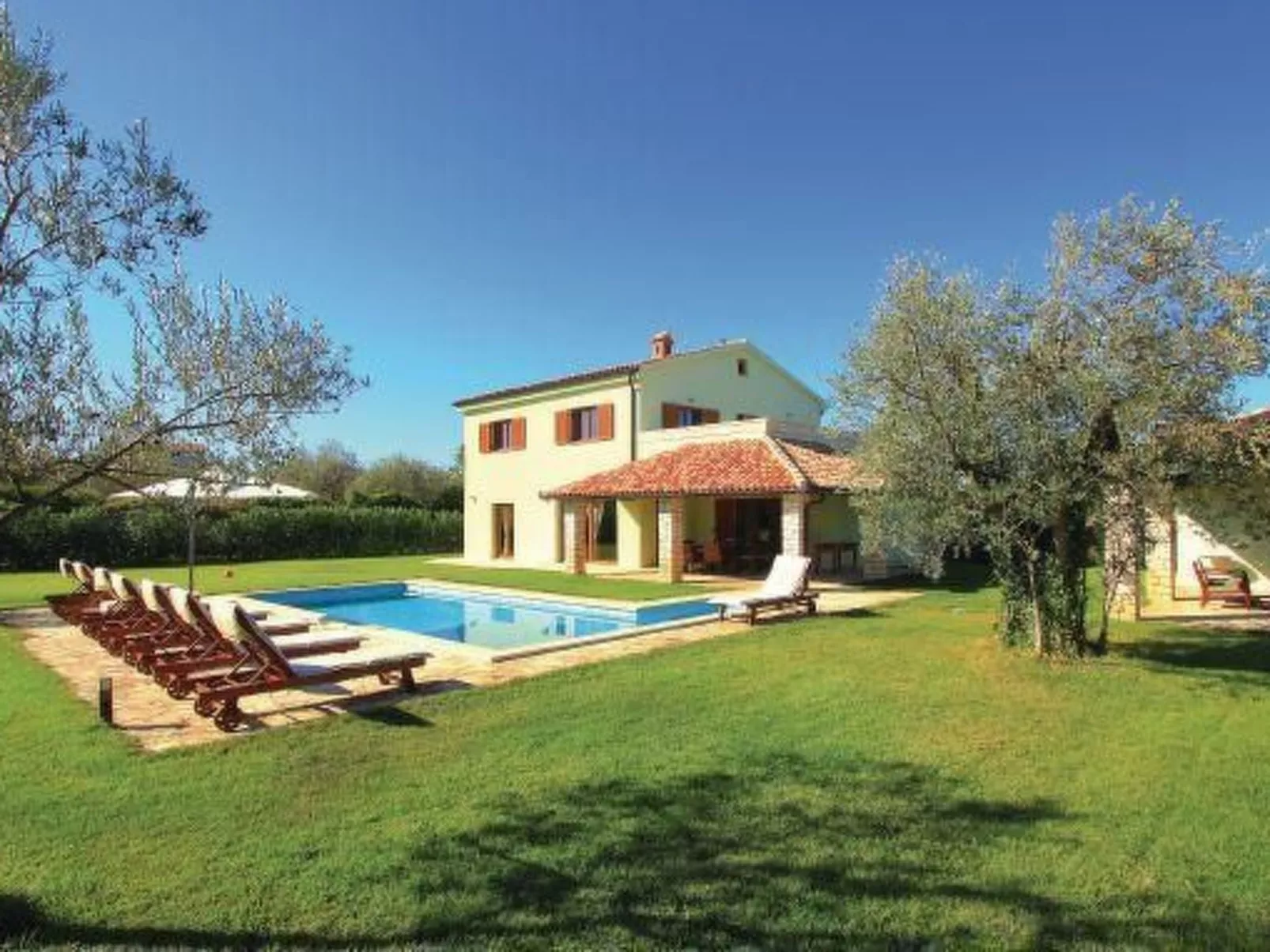 Luxuriöse Villa mit riesigem Olivenbaum-Garten, Sonnenterrasse, großem Pool und