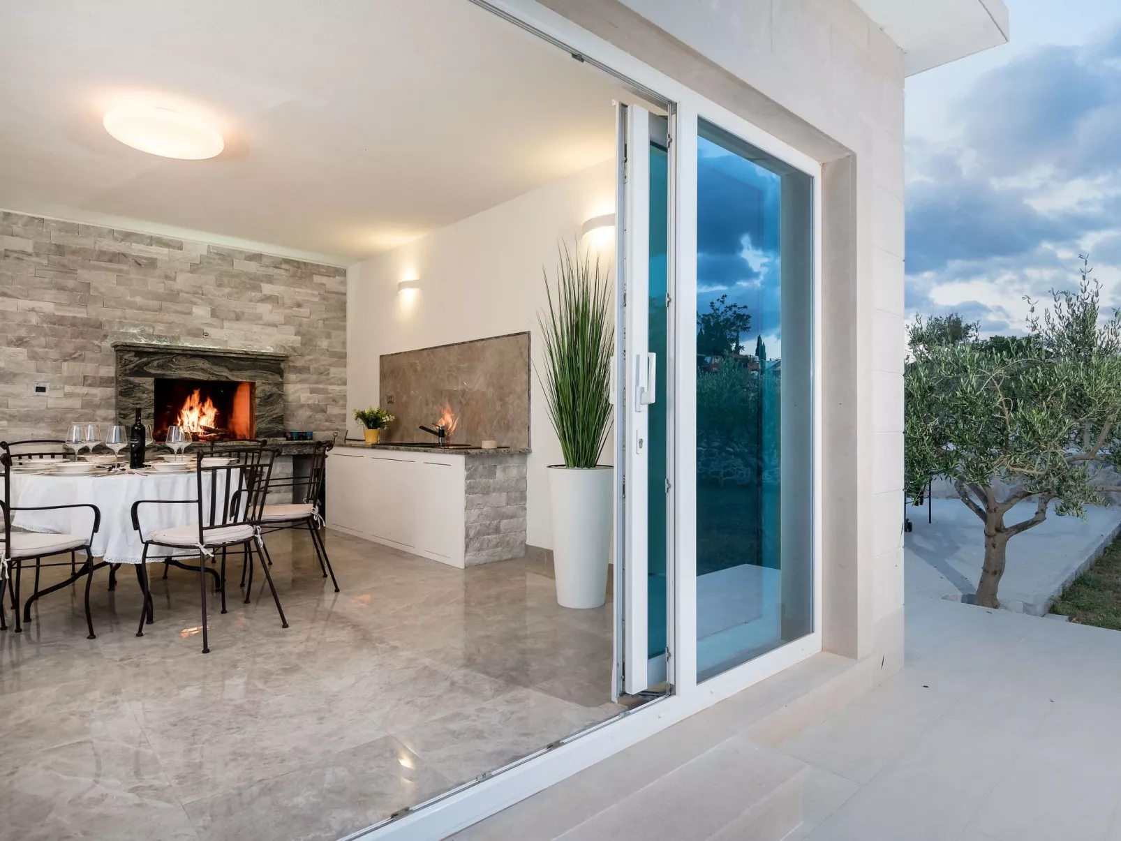 Finca mit Garten, Grill und Terrasse-Buiten