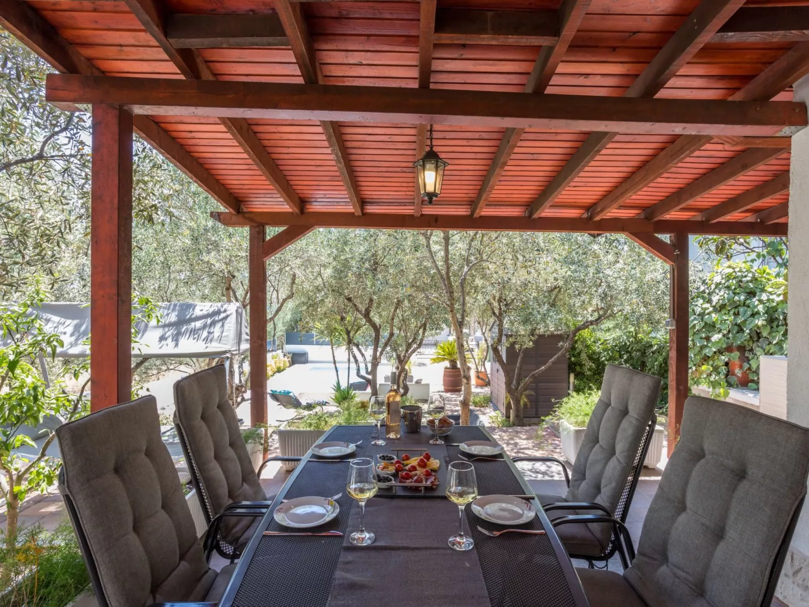 Geräumiges Ferienhaus mit Terrasse und Garten-Buiten