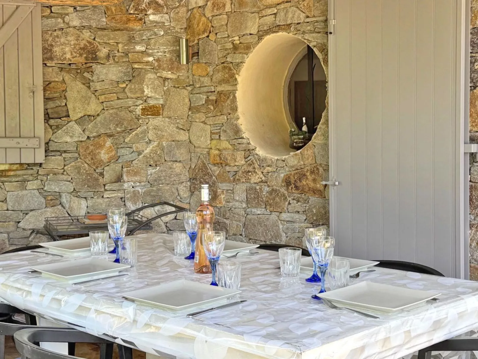 Schöne Villa mit innovativer Architektur in einem grünen Nest im Herzen des Mas