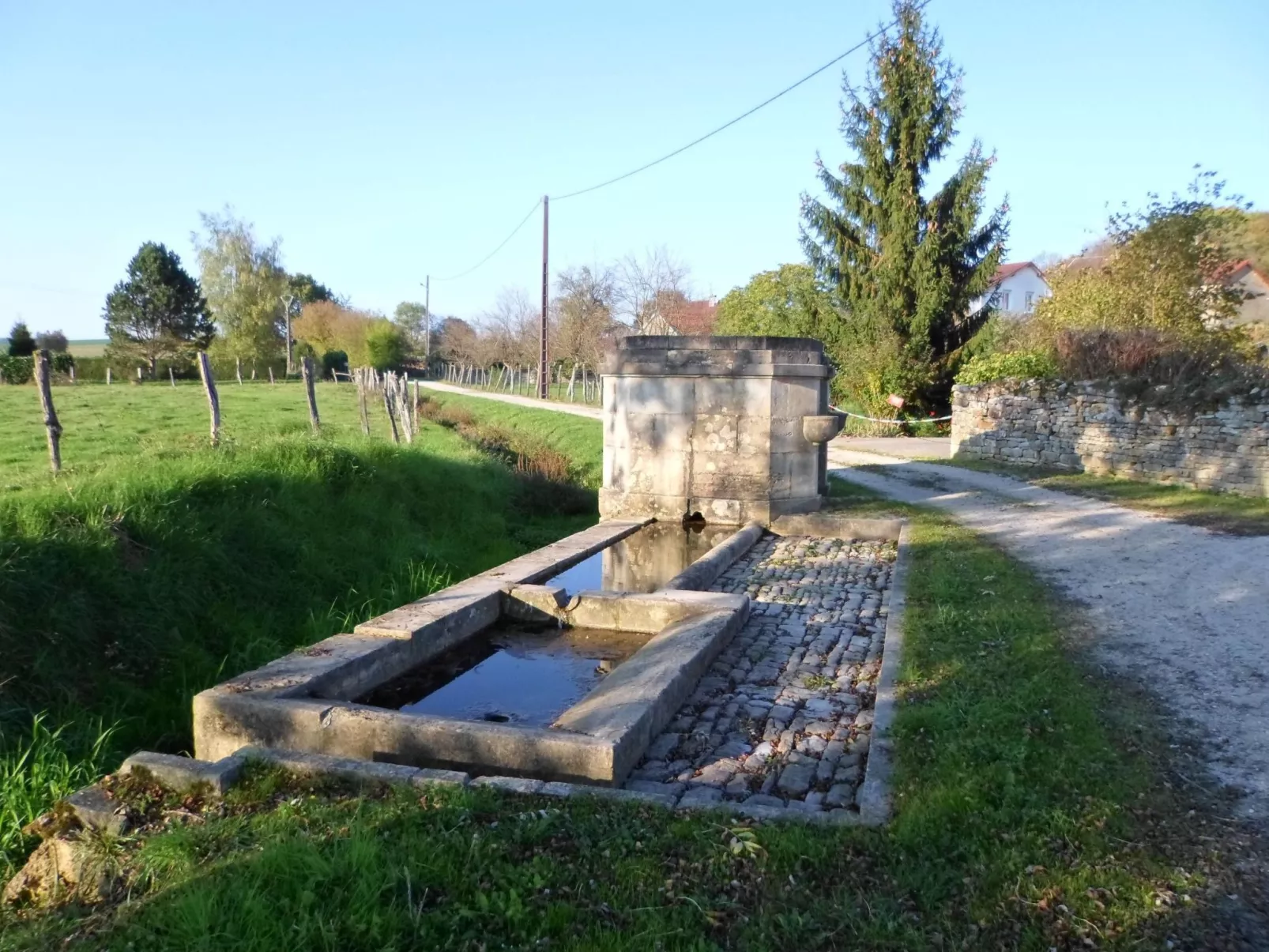 Steinhaus in ländlicher Umgebung mit Pool