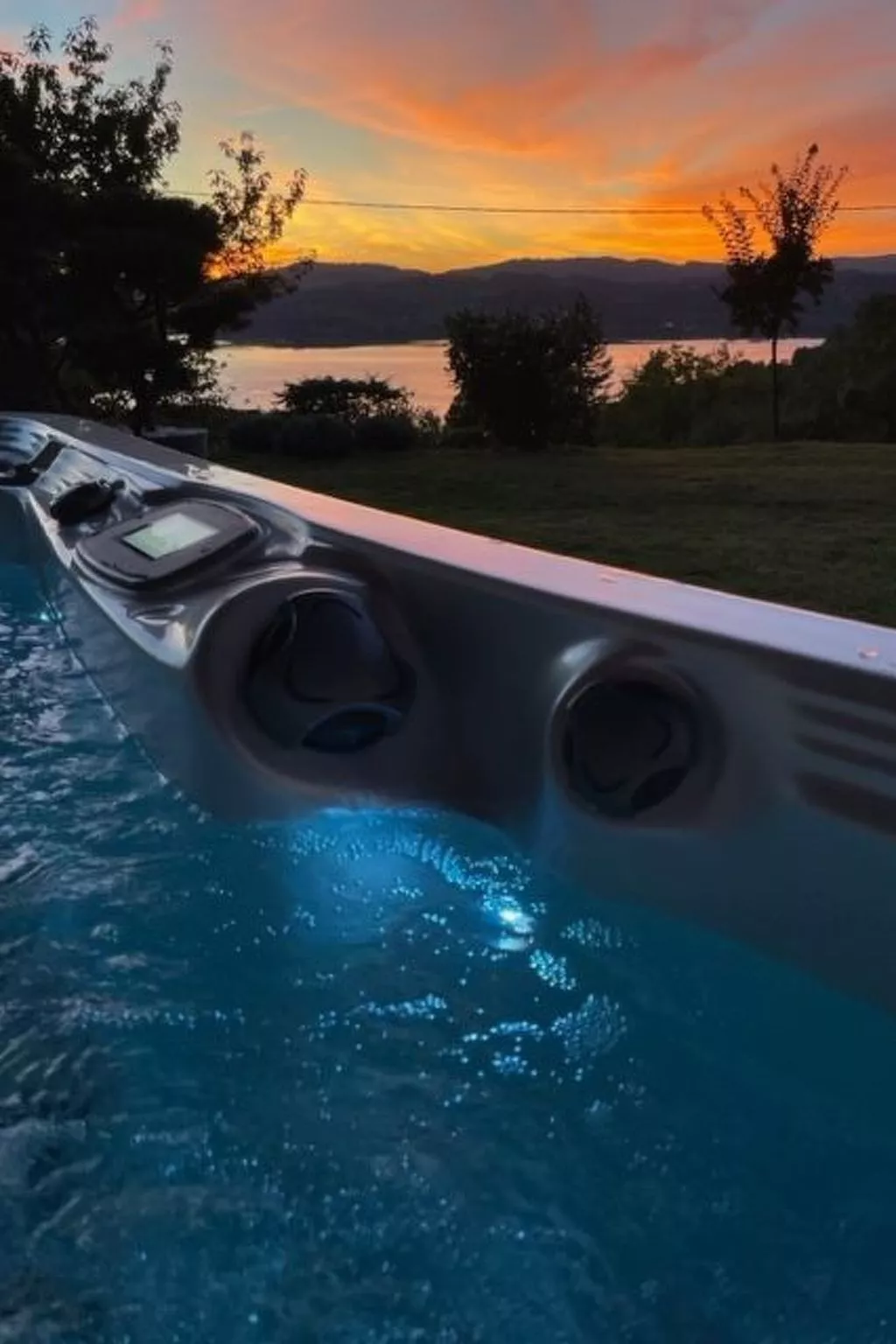 In Aiguebelette-Le-Lac mit Garten, Terrasse und Grill-Buiten