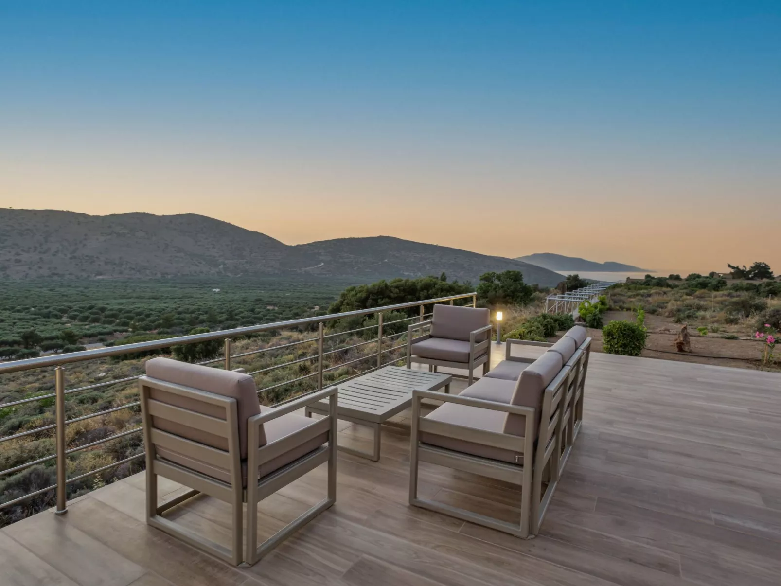 Villa mit Grillplatz und privatem beheiztem Pool-Buiten