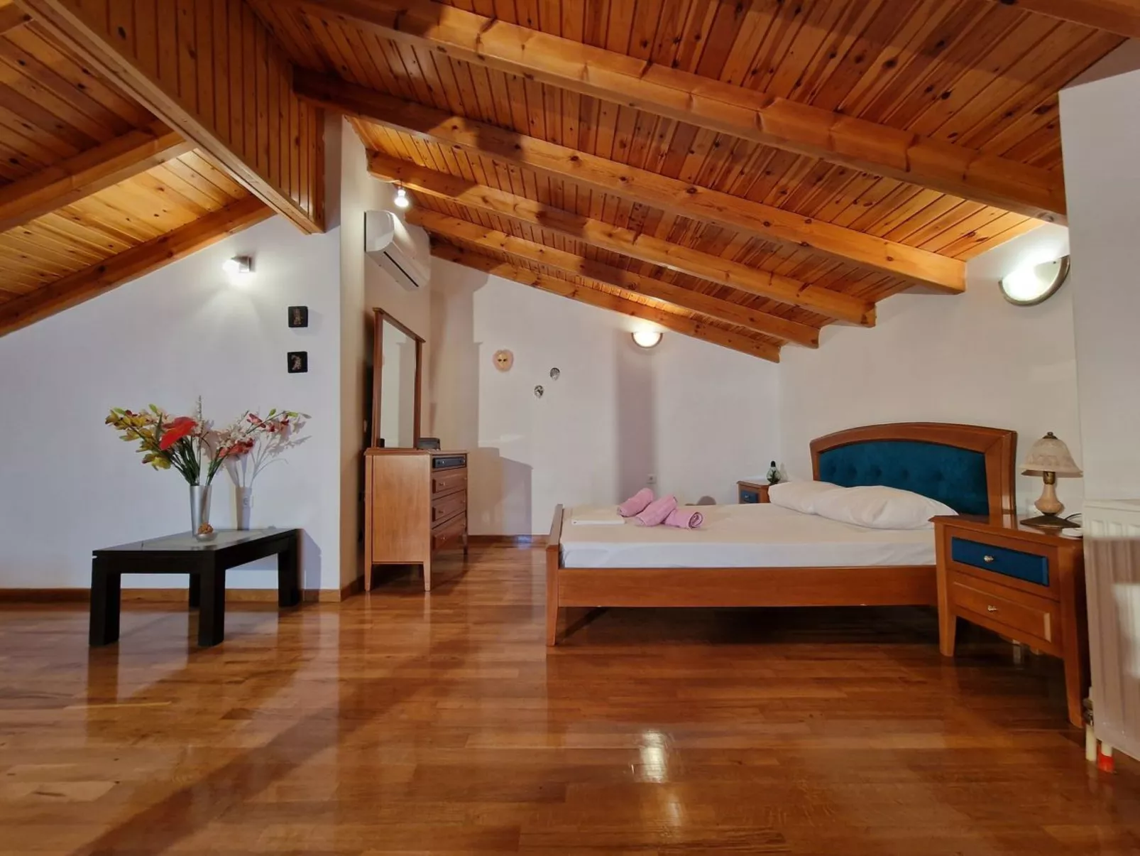 Vollständig umschlossene und großzügig angelegte dreistöckige Ferienvilla mit f-Image-tags.info