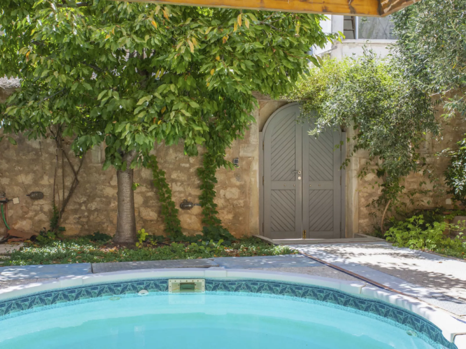 Mit privatem Pool in Roustika