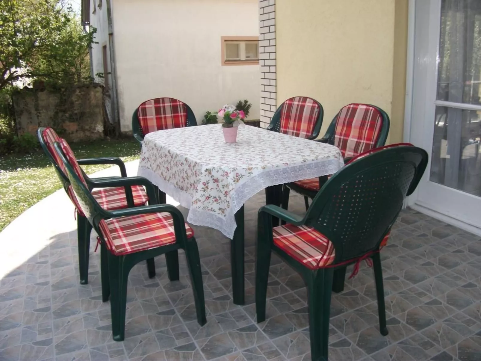 Mit Terrassen, Balkonen sowie Parkplatz