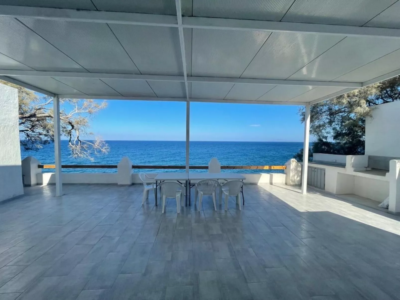 Charmantes Ferienhaus in Ia mit Privater Terrasse-Buiten