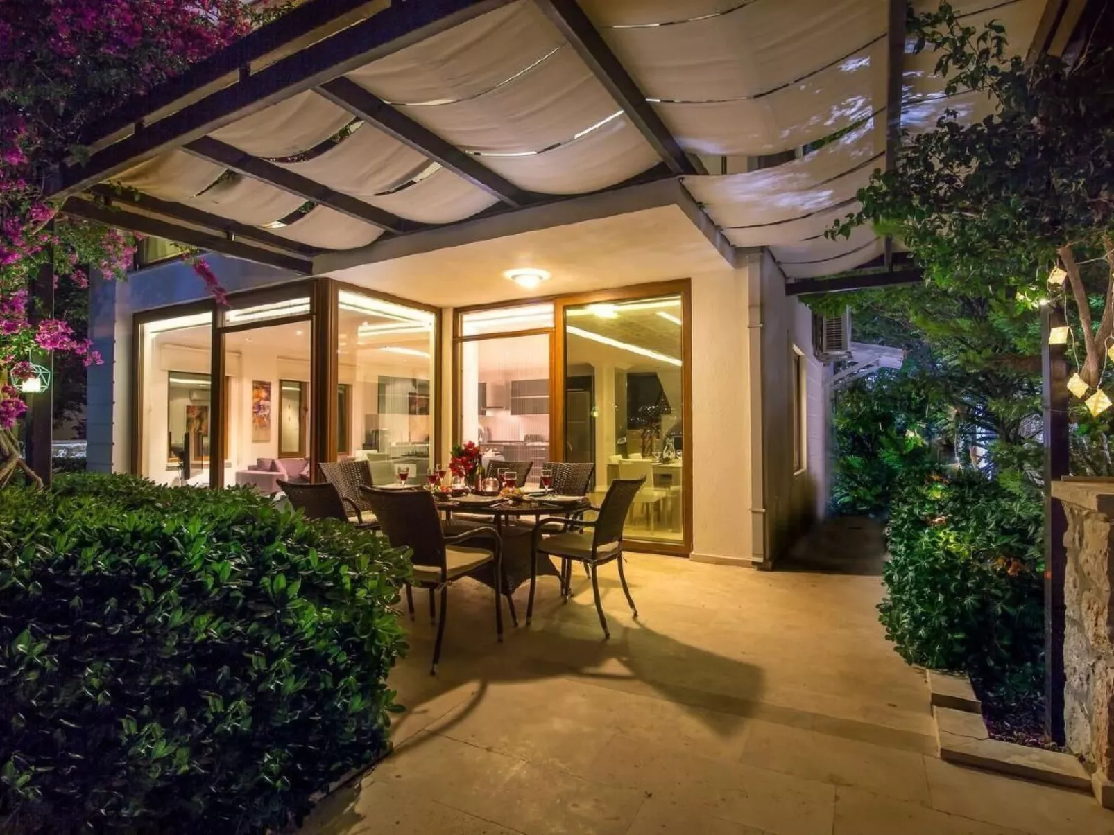 Luxuriöse Villa mit atemberaubendem Meerblick-Image-tags.info