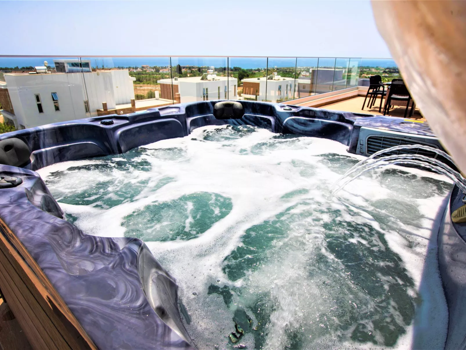 Luxuriöse Villa mit privatem Pool und Whirlpool-Buiten