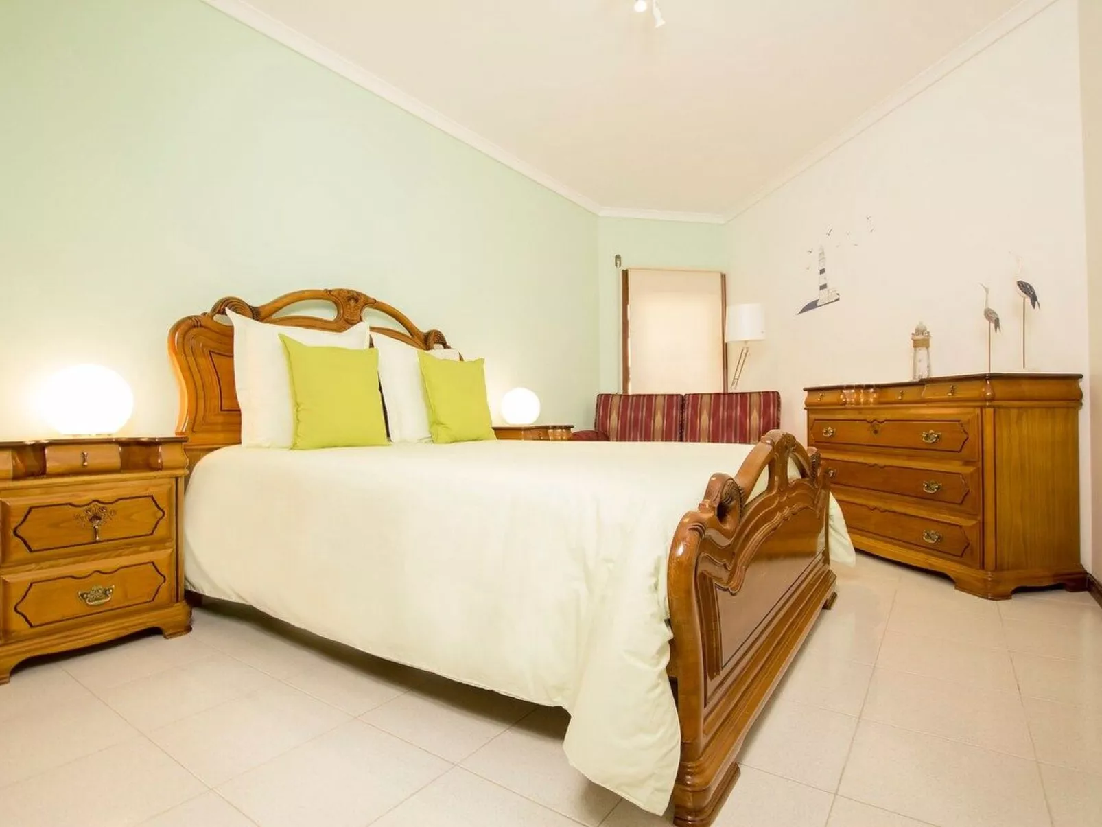 Haus der Scheinwerfer mit freier Garage