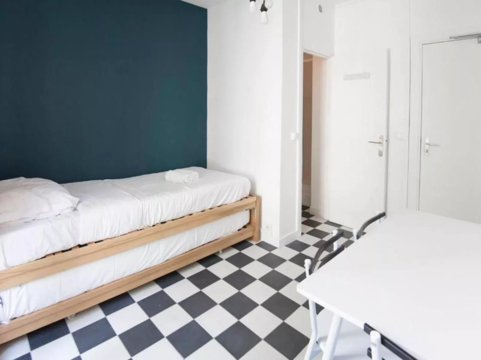 Zimmer mit Badezimmer