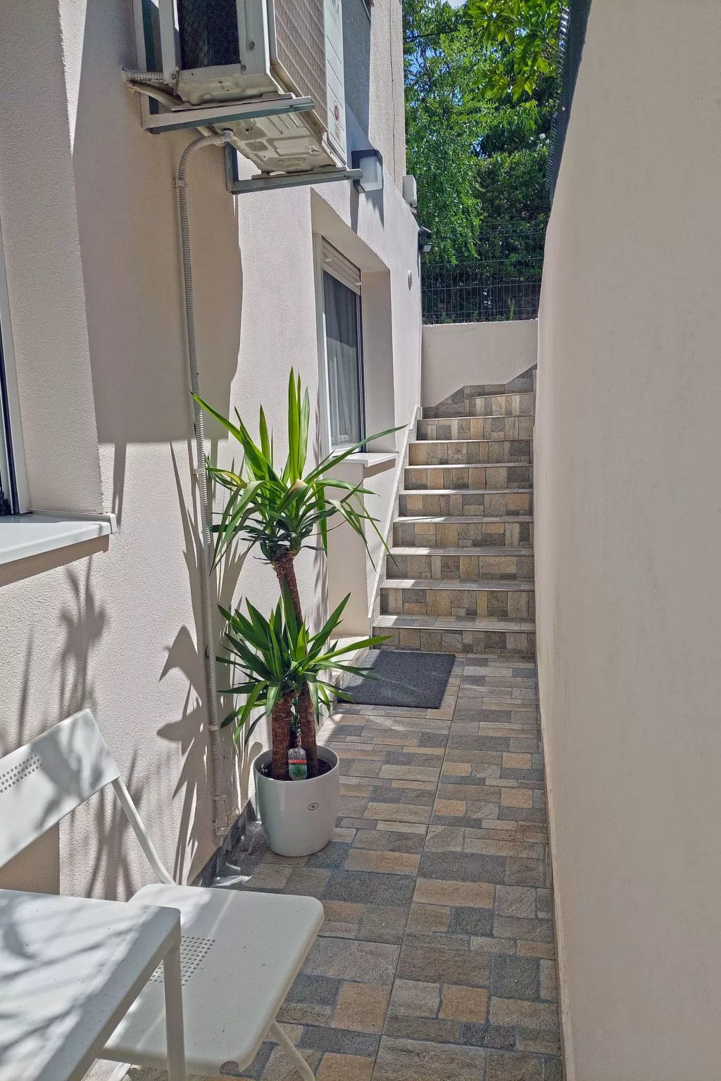 Sonniger Rückzugsort mit Privatparkplatz