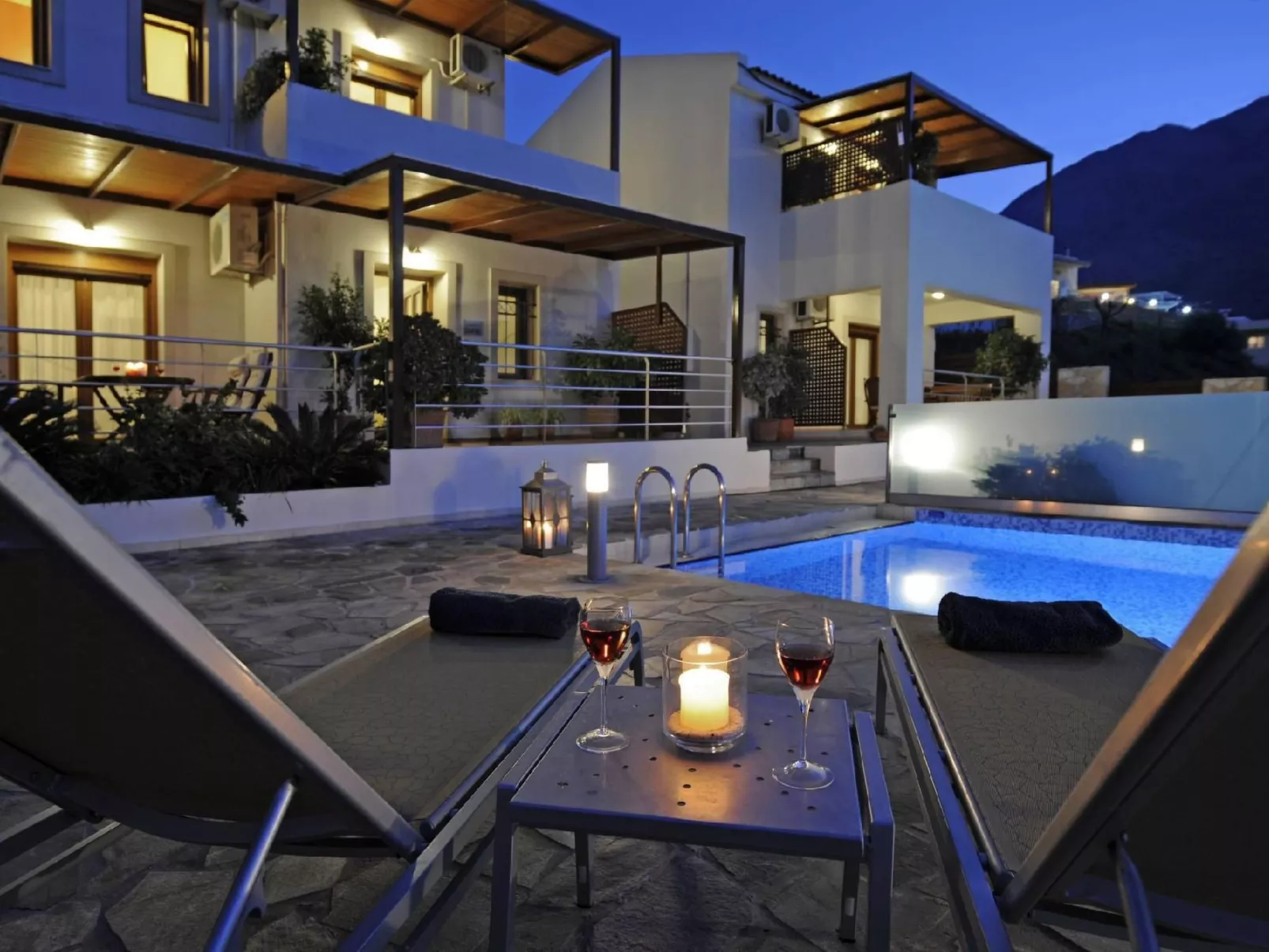 Wunderschöne Villa mit Seeblick und Pool in der Nähe von Restaurants-Image-tags.info