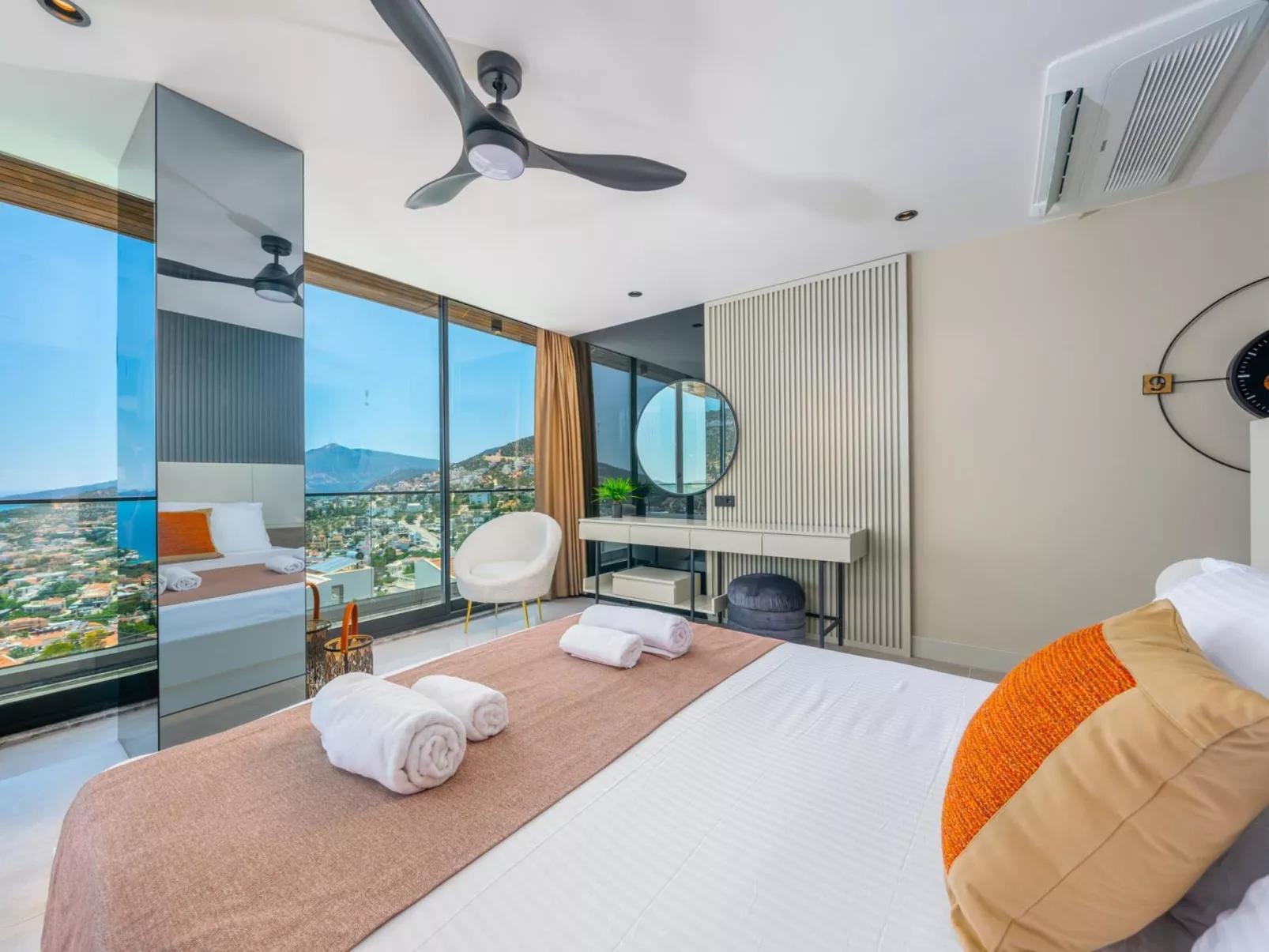 Designvilla mit Pool und spektakulärer Aussicht