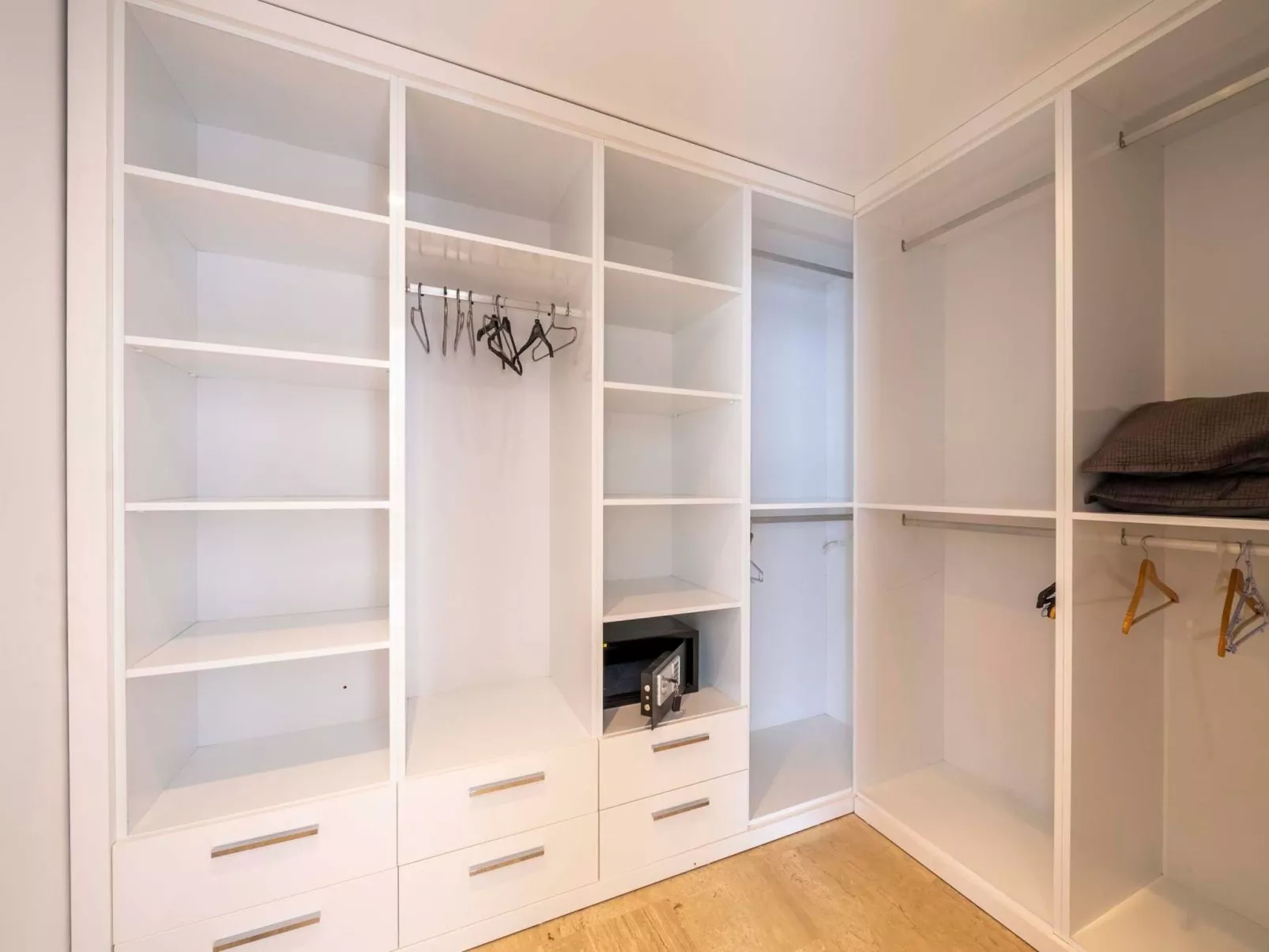 Große Villa direkt am Meer mit Infinitypool