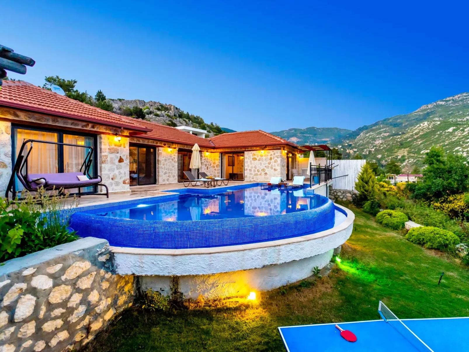 Rustikale Natursteinvilla mit Bergblick in Kalkan