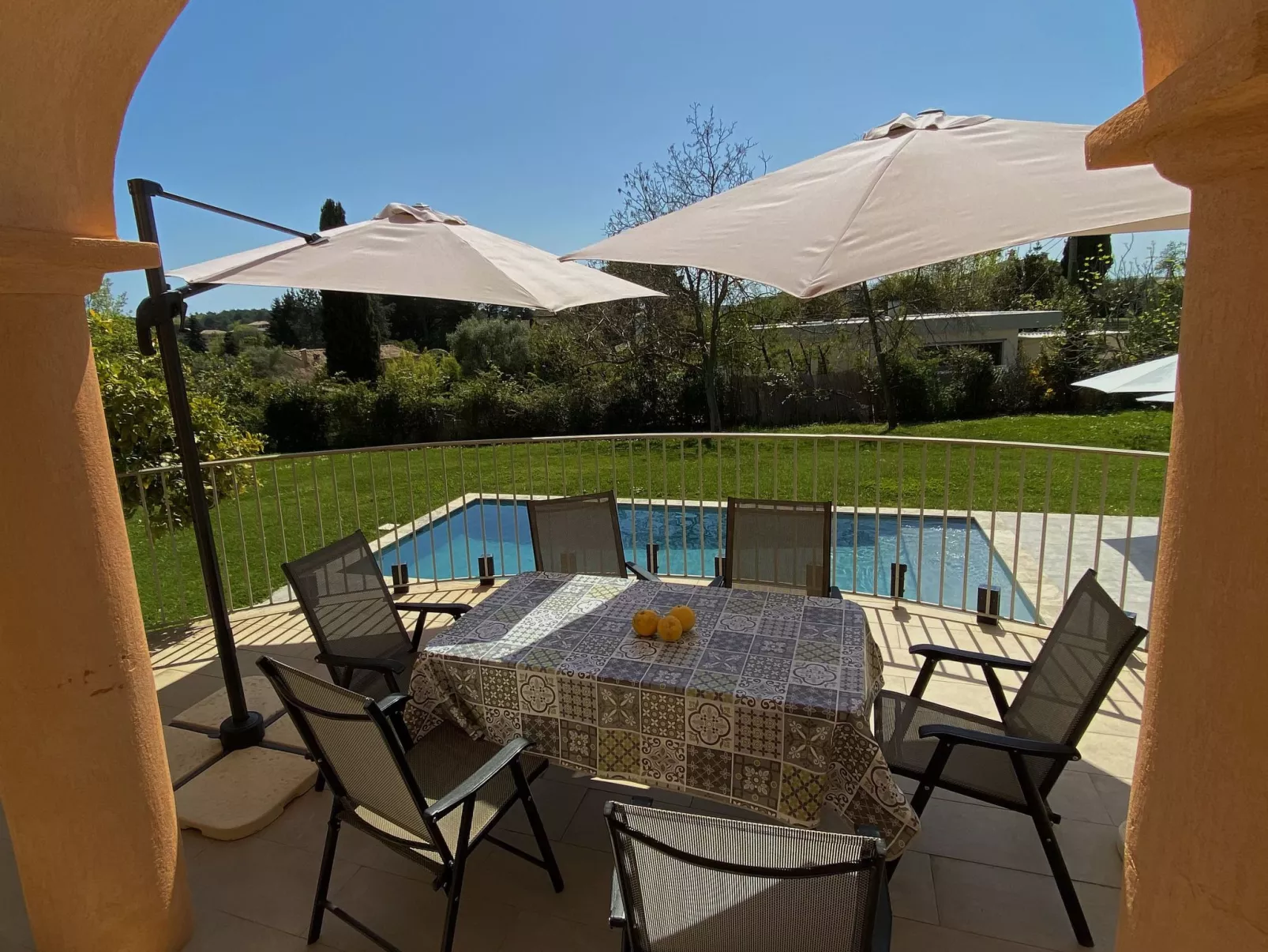 Geräumige und elegante Villa mit großem Garten, Swimmingpool und 3 Schlafzimmer-Buiten