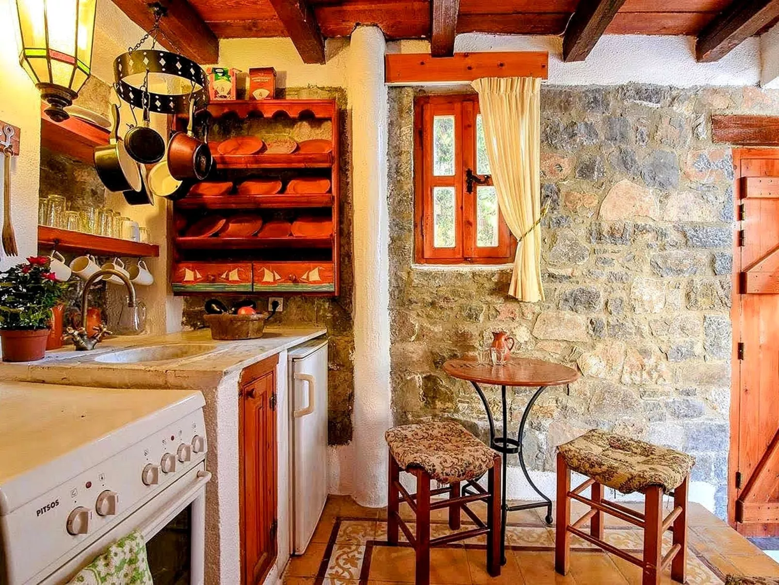 Kretisches Steinhaus mit Gemeinschaftspool