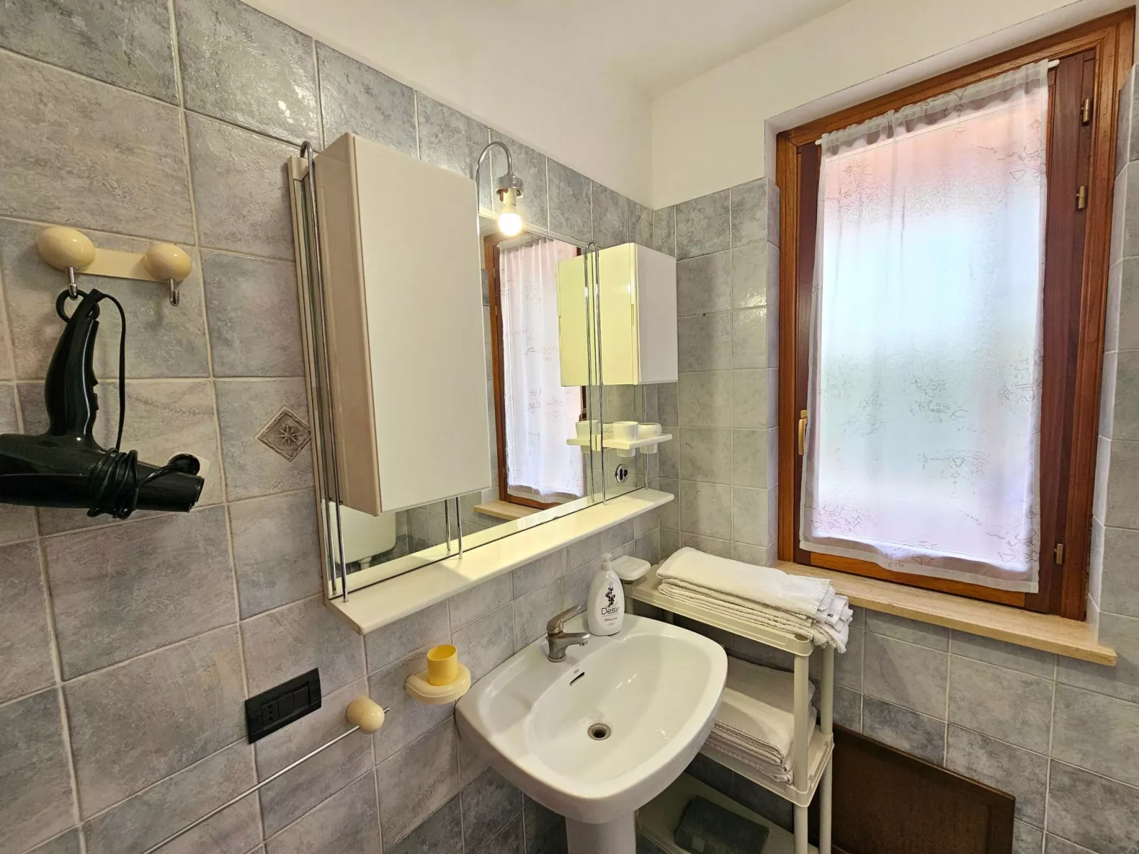 Helle mediterrane Villa mit Veranda und Garten