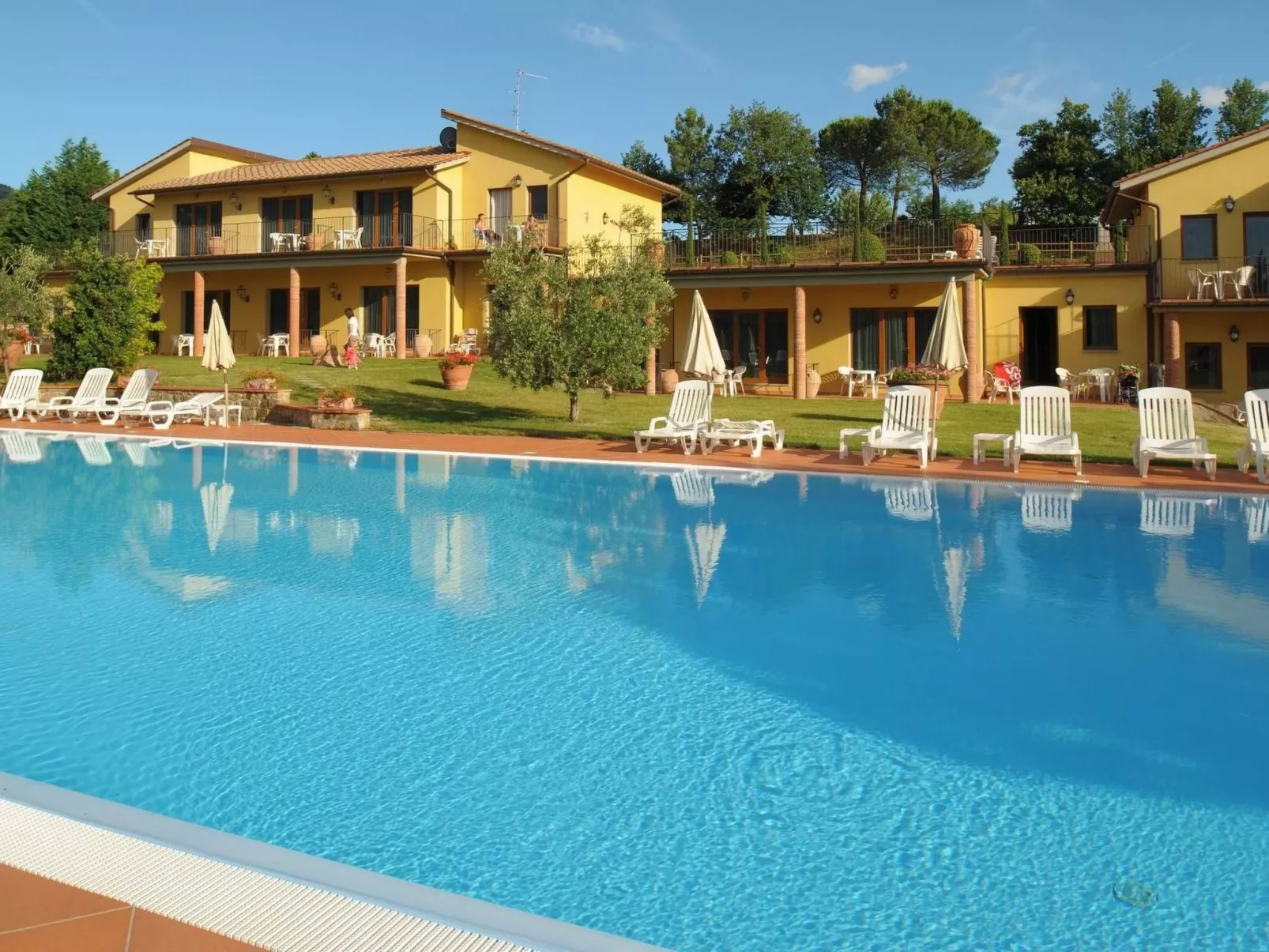 Unterkunft in der Residenz, Schwimmbad, Tennis, Restaurant-Buiten