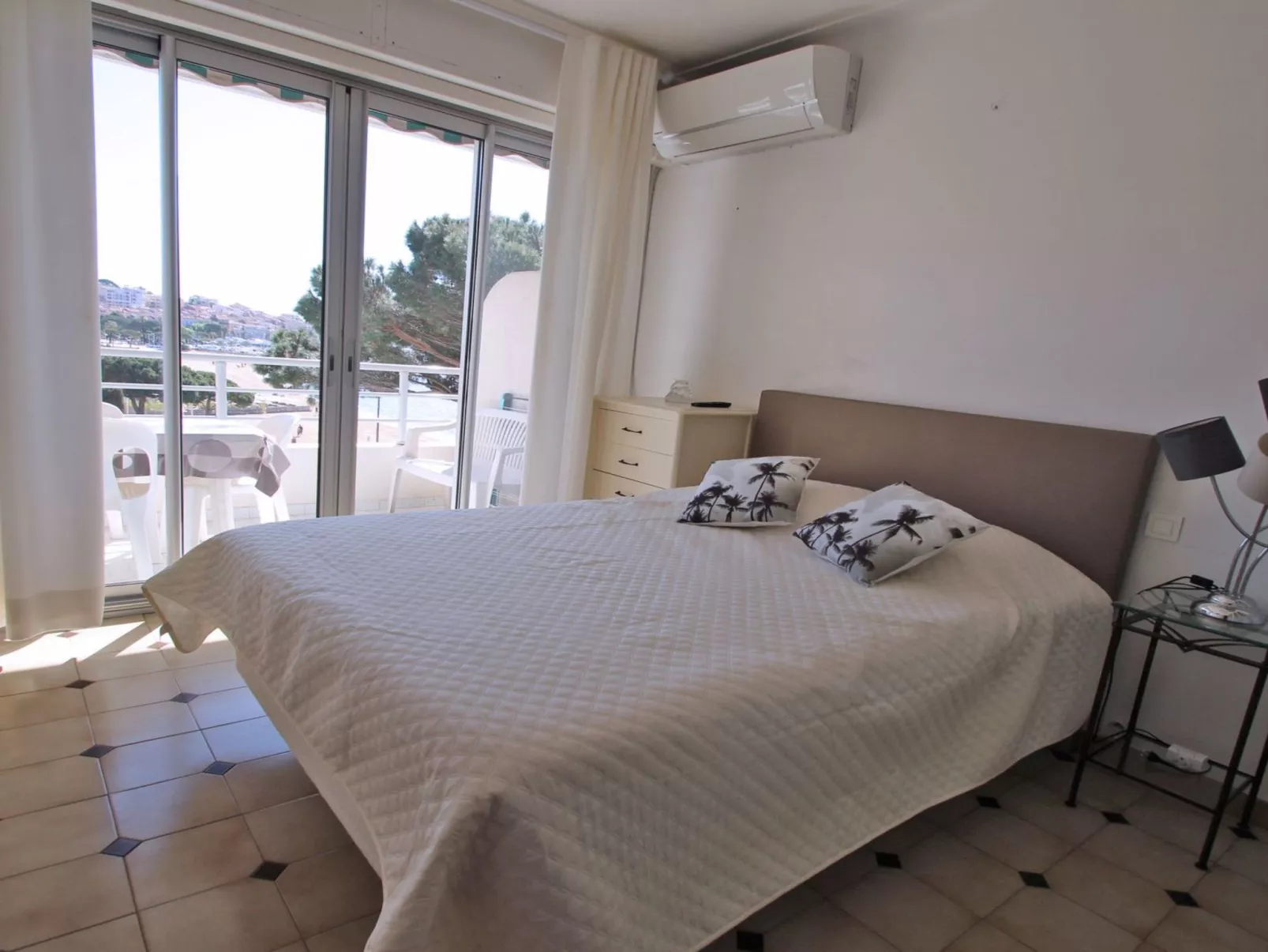 Mit Blick auf das Wasser