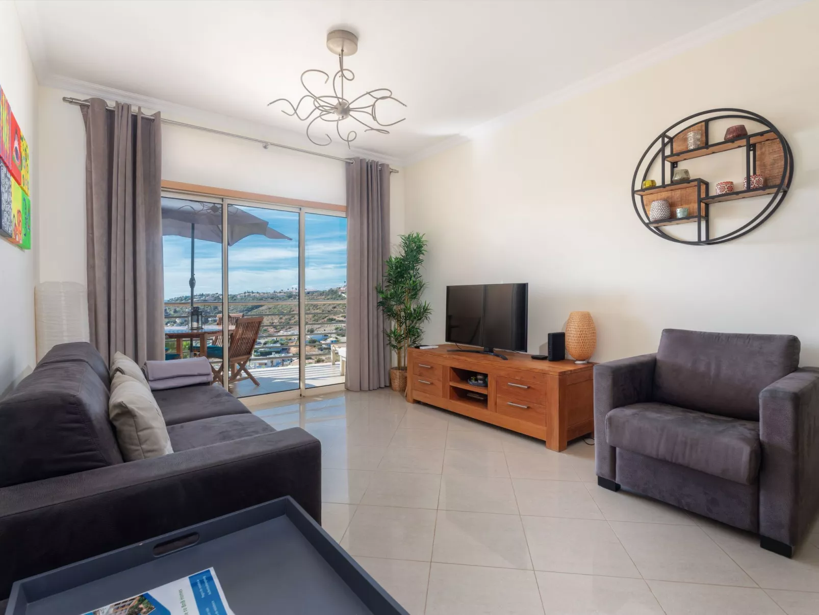 BnB Homes Wohnung mit Terrasse und Schwimmbad-Binnen