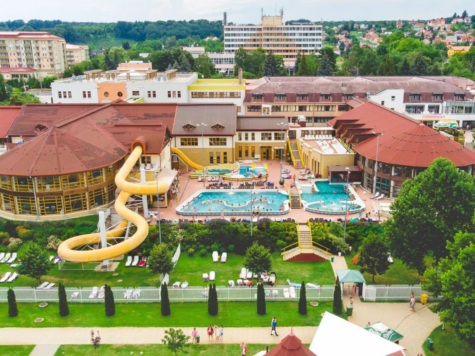 Bequem eingerichtete Wohnung mit großem Garten