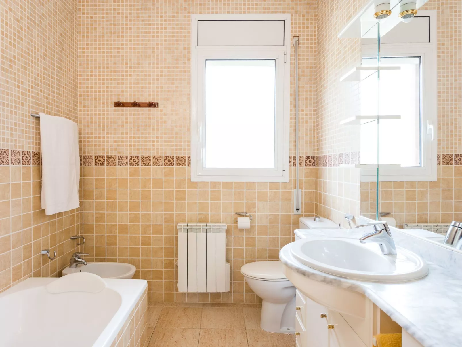 Großes Haus mit Schwimmbad und Barbecue-Binnen