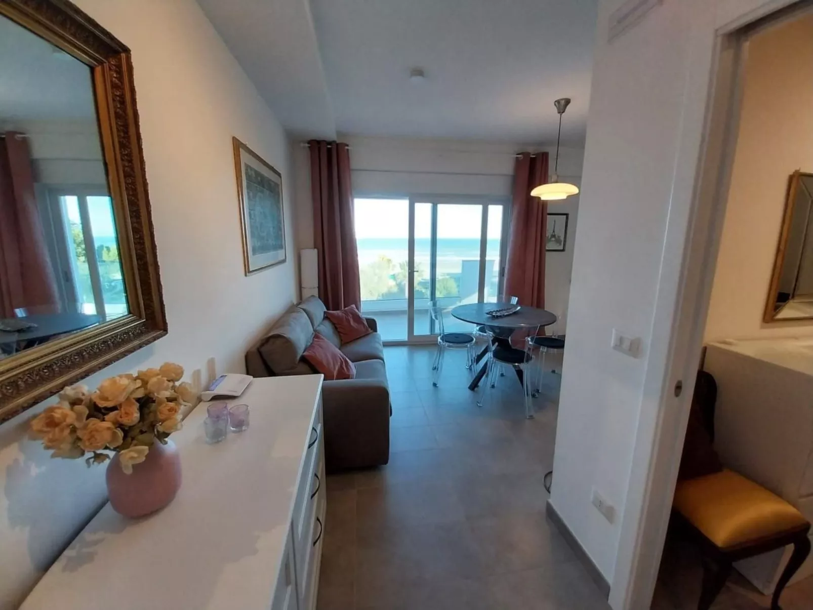 Helle und neue Ferienwohnung direkt am Strand