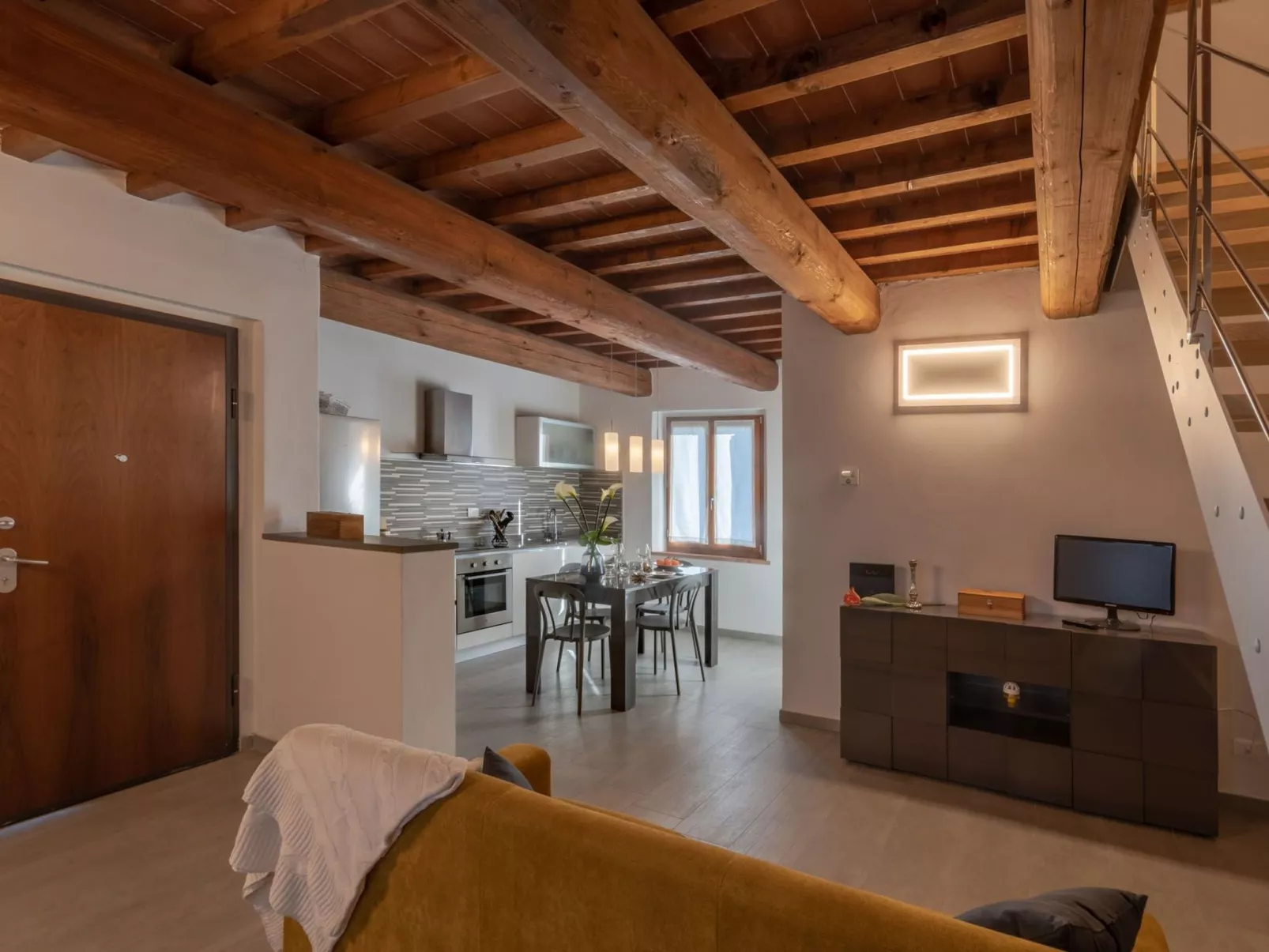 Modernes Haus mit Garten und privatem Parkplatz