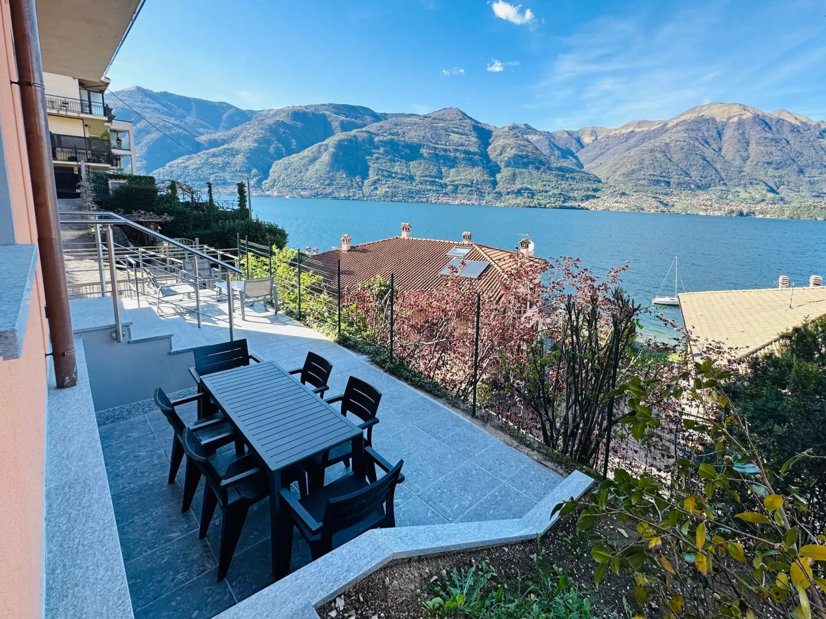 Mit Blick auf den Comer See-Buiten