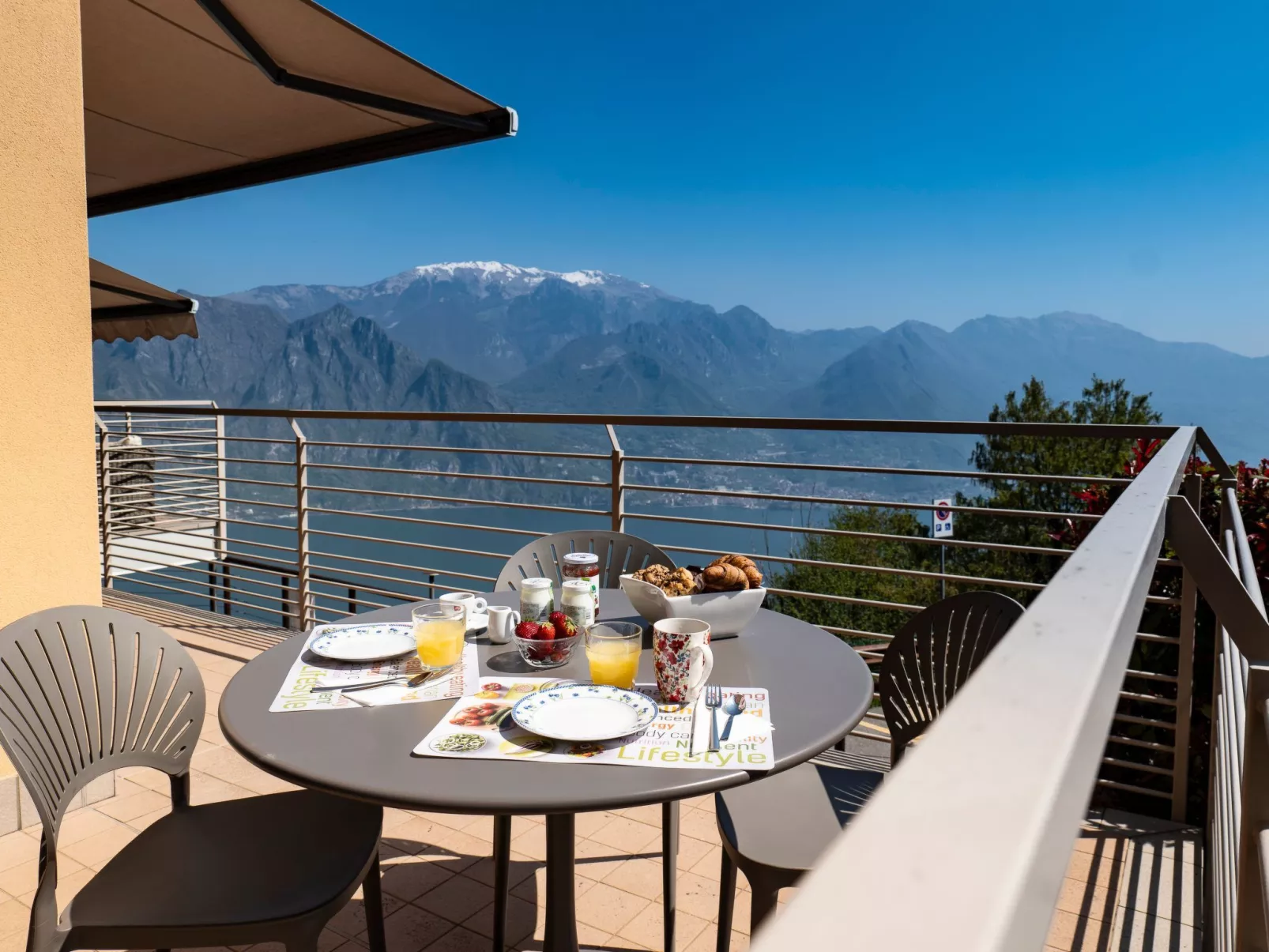 Lights on the Lake Zweizimmerwohnung mit Terrasse und Pool