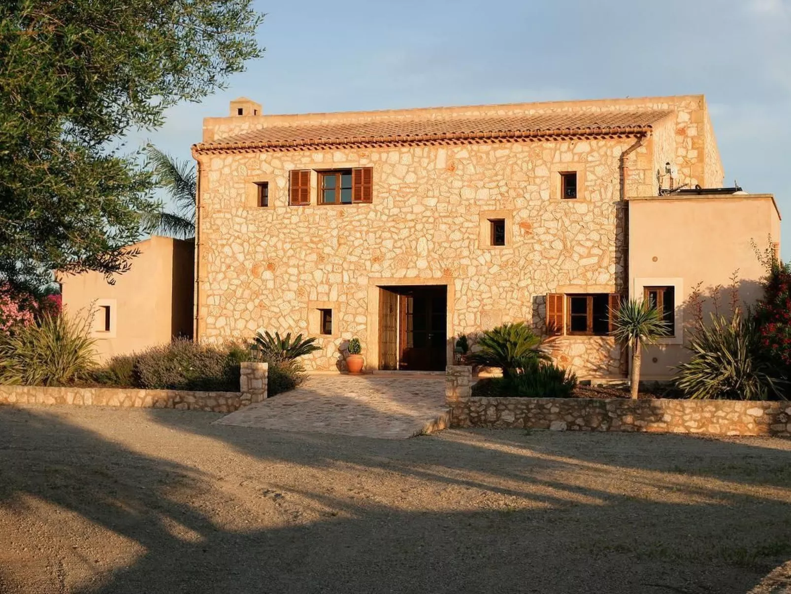 Mit großem Pool,  parkähnlichen Garten-Image-tags.info