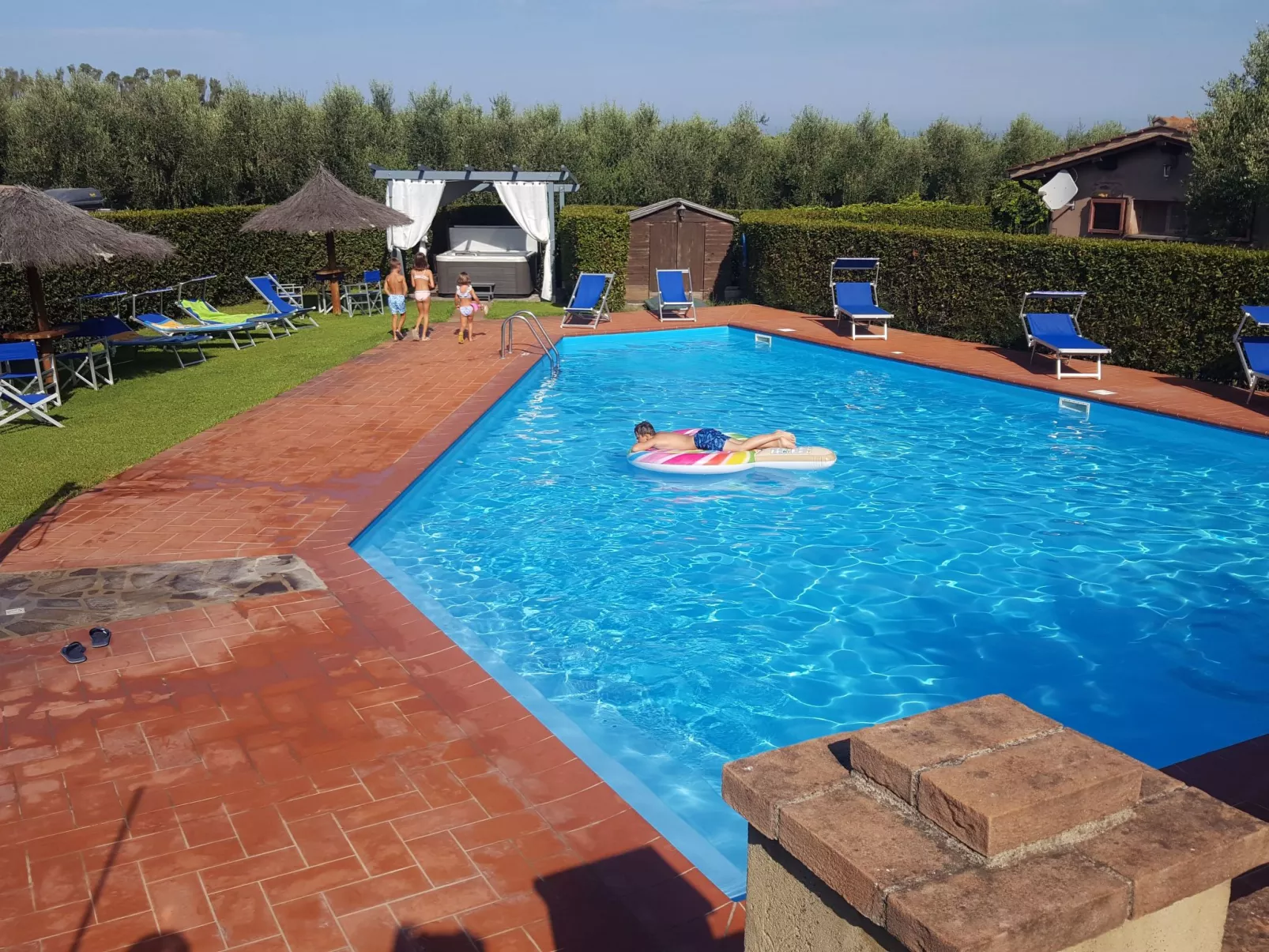 Pfirsichhaus mit Schwimmbad, Jacuzzi und privatem Garten