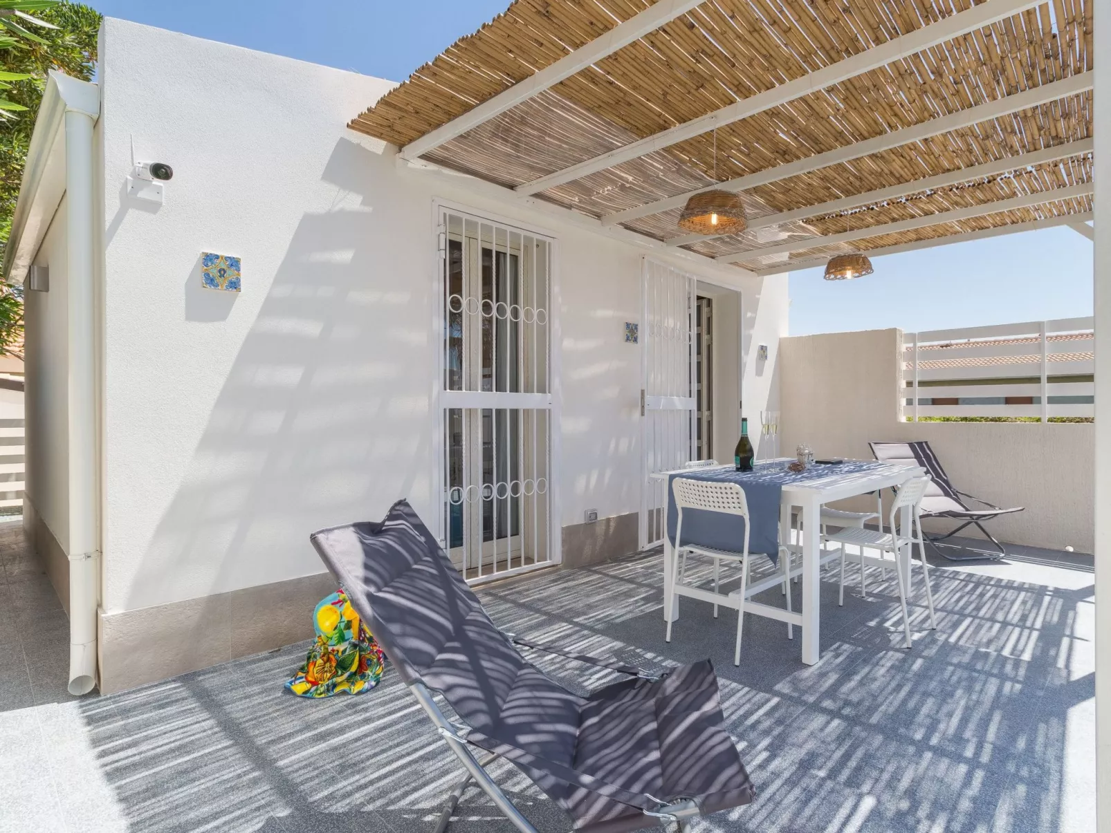 Oneiro, Unterkunft am Strand mit großer Terrasse